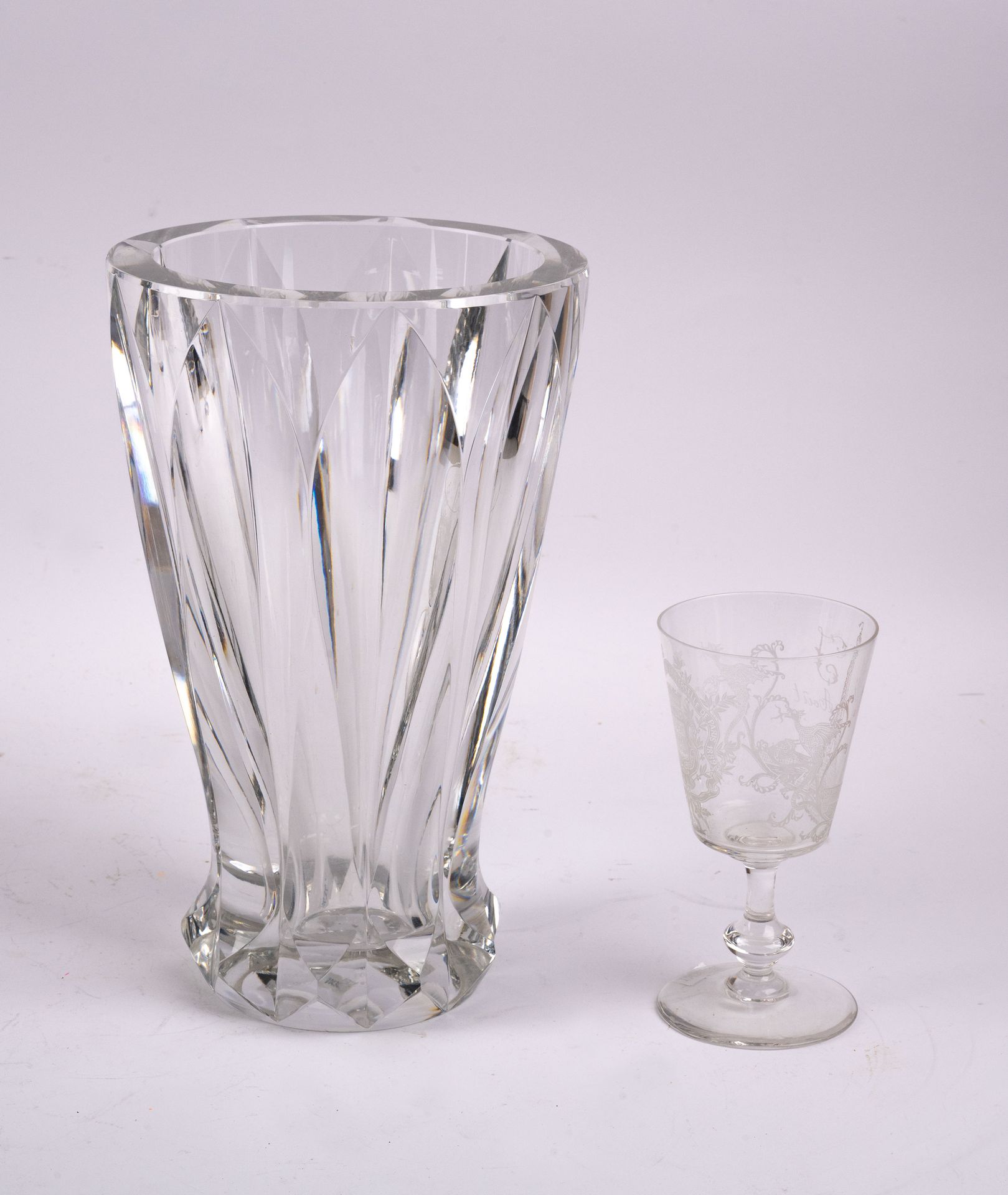 Null SAINT LOUIS, Vase aus geschliffenem Kristall, H: 28 cm, unter der Basis sig&hellip;