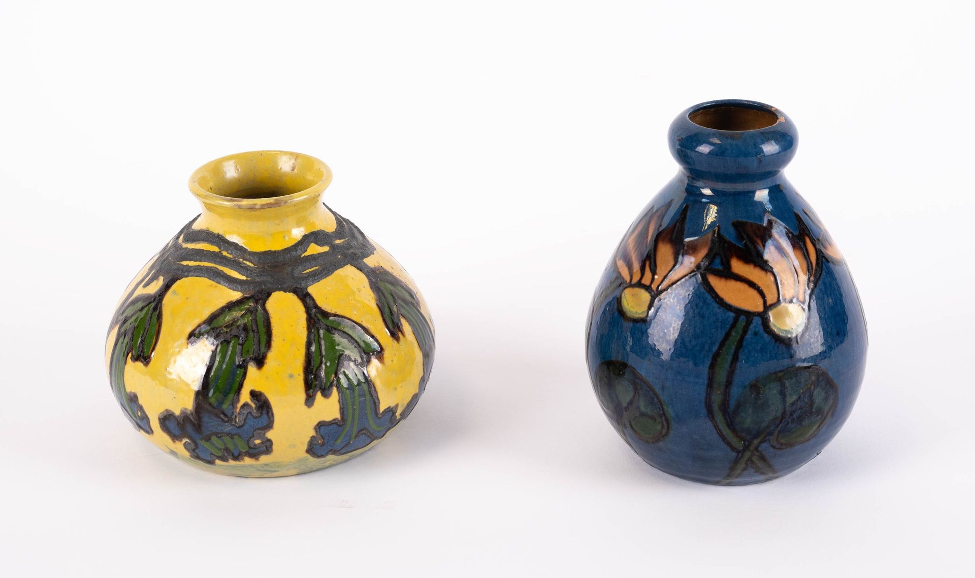 Null SISPA- SAVOIE, Zwei Vasen aus glasiertem Terrakotta, H: 15 und 12,5 cm