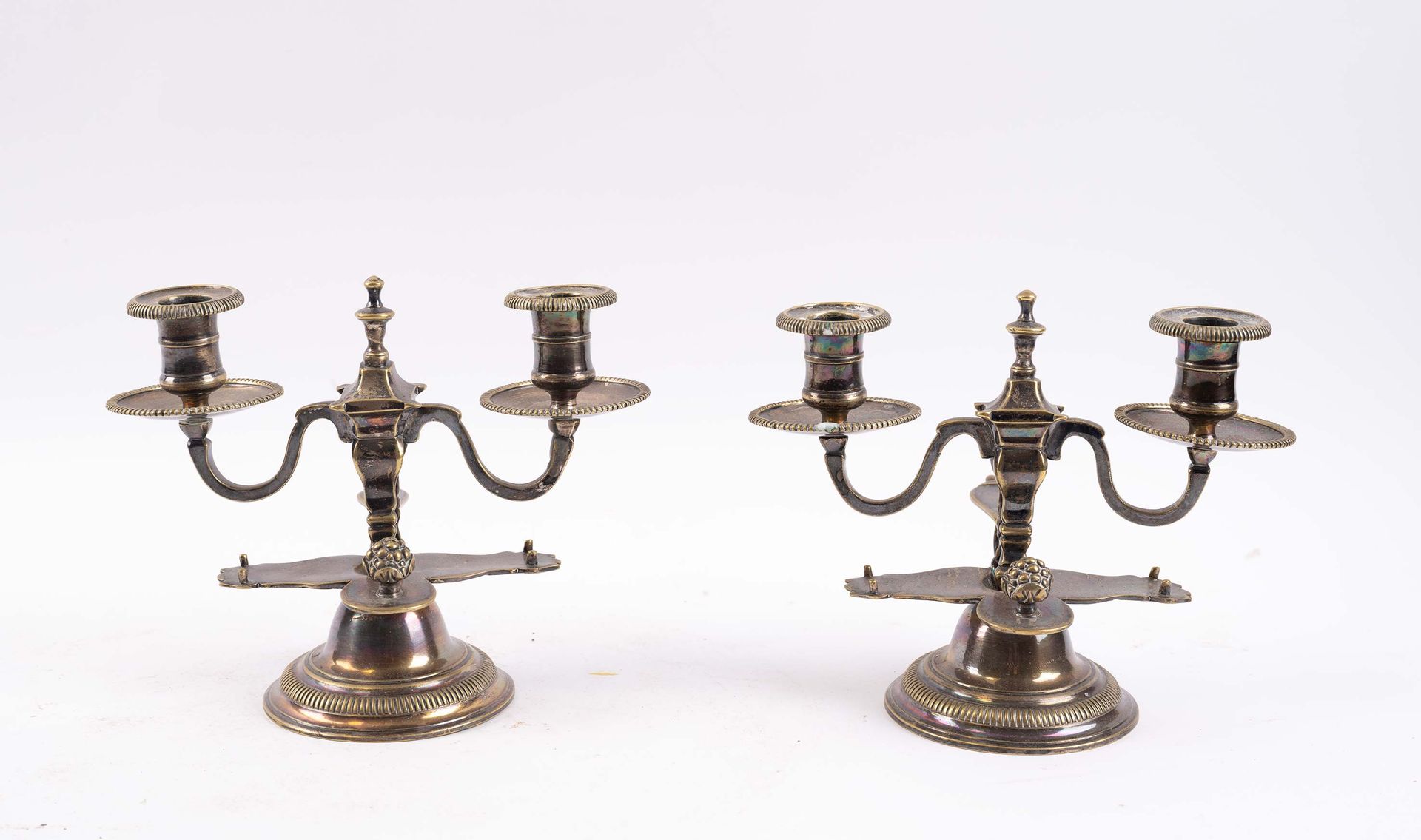 Null 一对双灯镀银窖鼠烛台，路易十四风格，19 世纪，高：17 厘米，宽：21 厘米