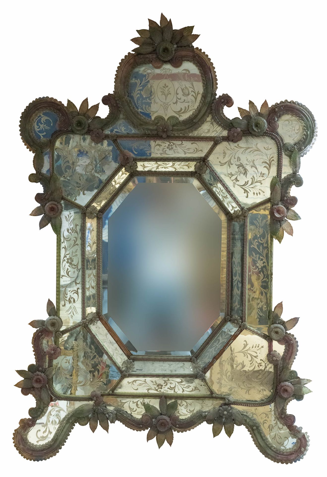 Null Großer und seltener Spiegel in bewegter Form und mit Glasleisten, aus gebla&hellip;