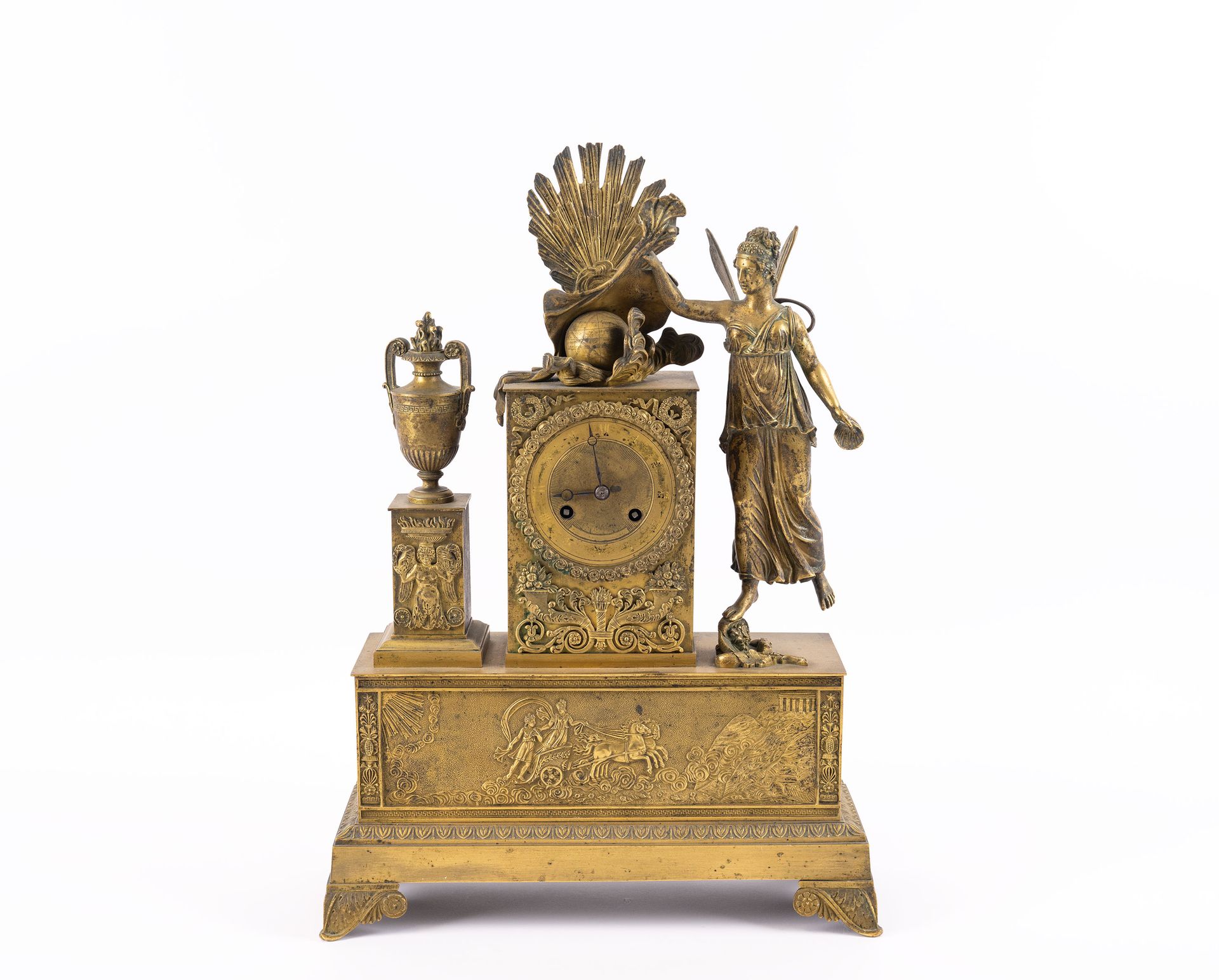 Null Orologio allegorico in bronzo dorato, con l'Aurora che scopre il velo della&hellip;
