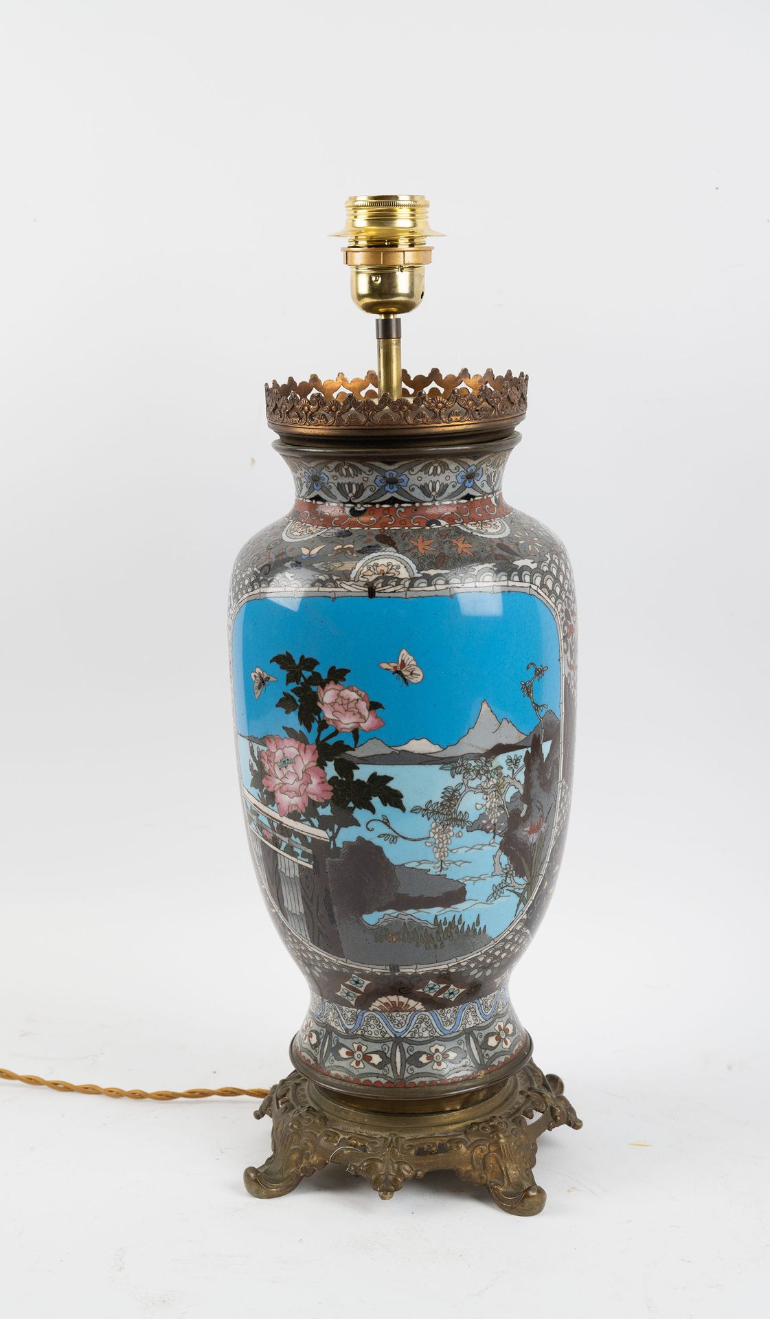 Null 日本，19 世纪，作为台灯安装的花瓶，掐丝珐琅，带风景装饰，镀金青铜底座，高：50 厘米