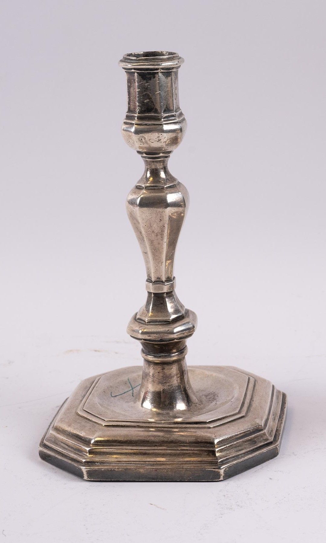 Null 银质手电筒，立于八角形模制底座上，带光栅轴。
法国，18 世纪
高度：20 厘米
重量：440 克
(凹凸和修复）
(专家：Cabinet E S P&hellip;