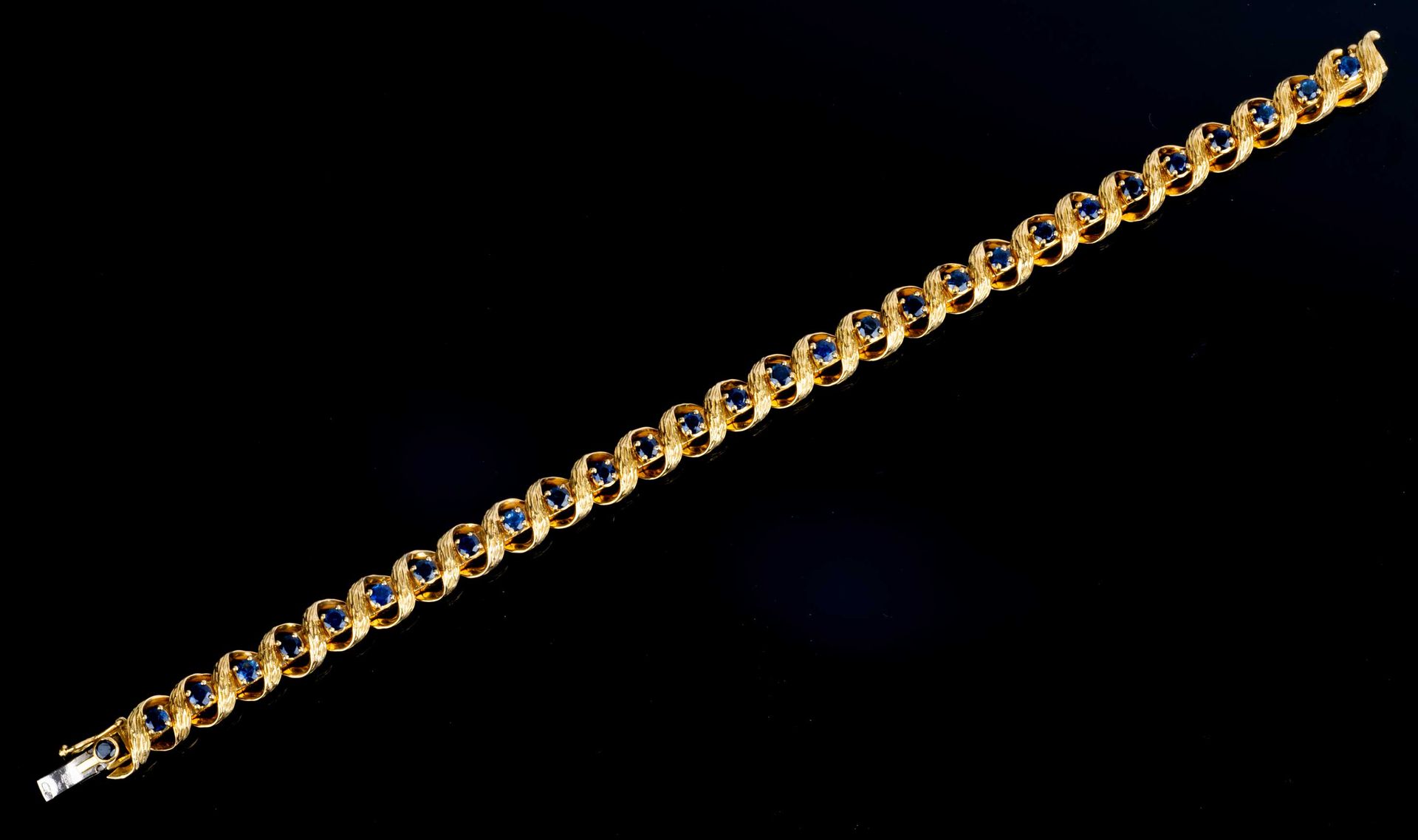 Null Bracelet en or jaune torsadé 18 carats soit 750/1000e orné de petits saphir&hellip;