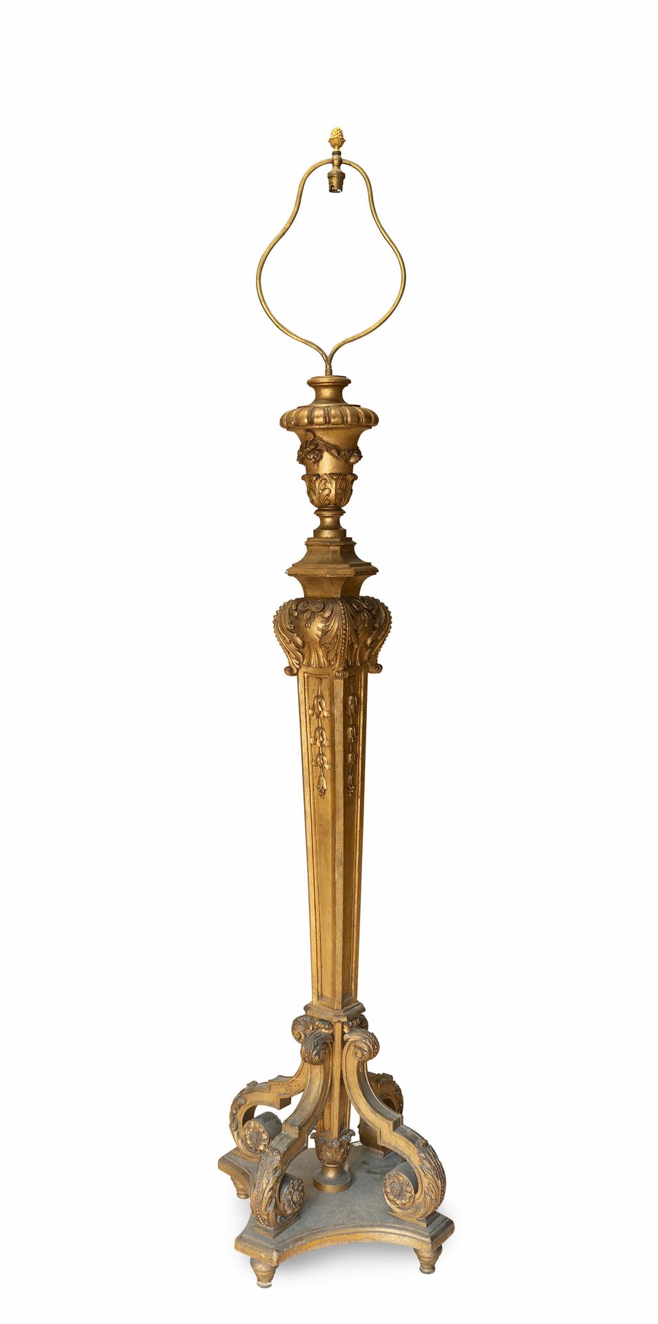 Null Lampadaire en bois sculpté et doré, à décor de feuillages stylisés, reposan&hellip;