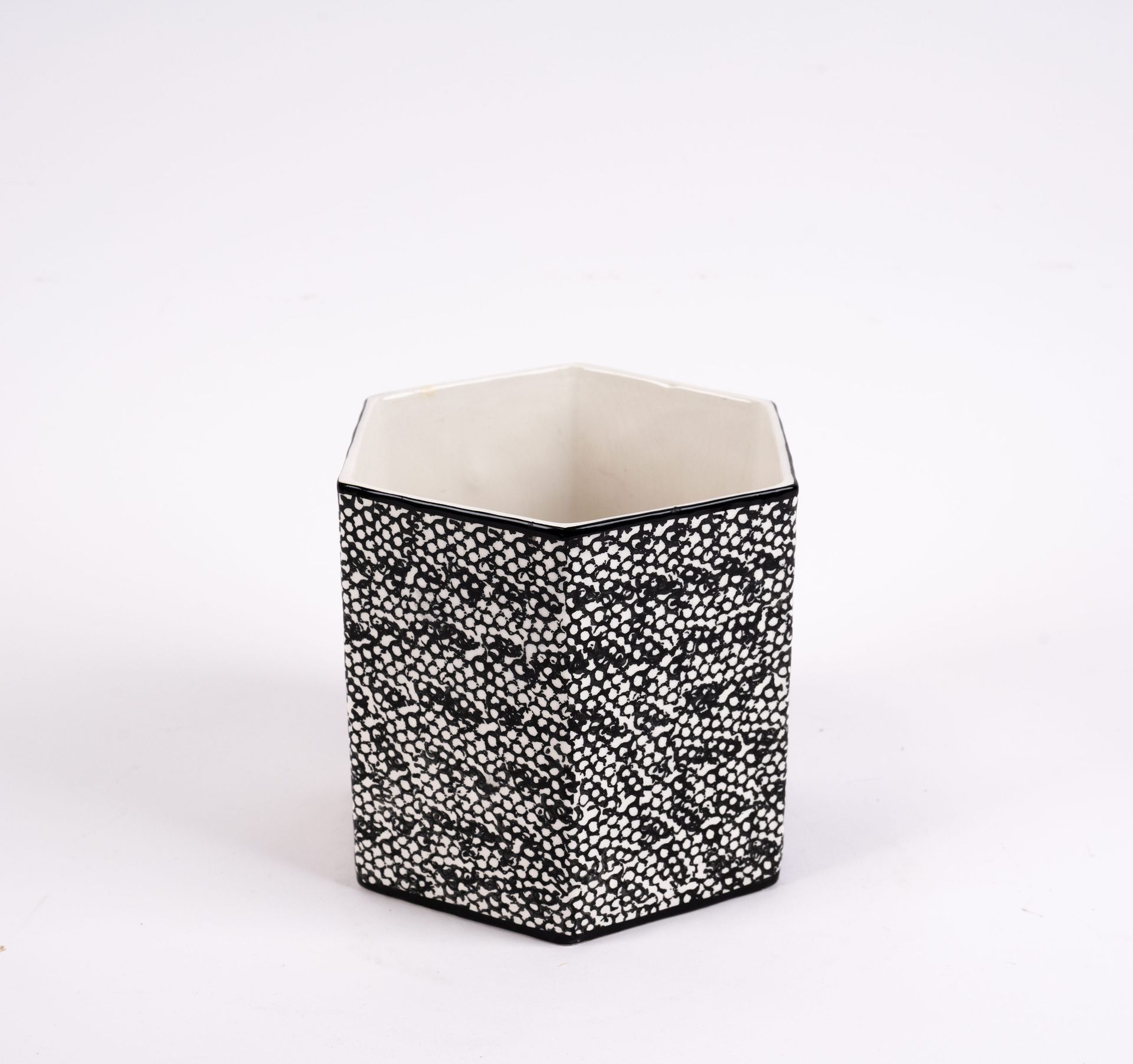 Null Christian DIOR, Macetero hexagonal de cerámica esmaltada en blanco y negro,&hellip;