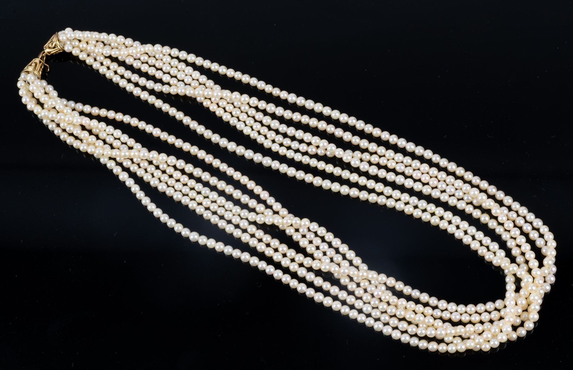 Null Collier de perles 6 rangs en chute, fermoir or 18 carats 750/1000e,