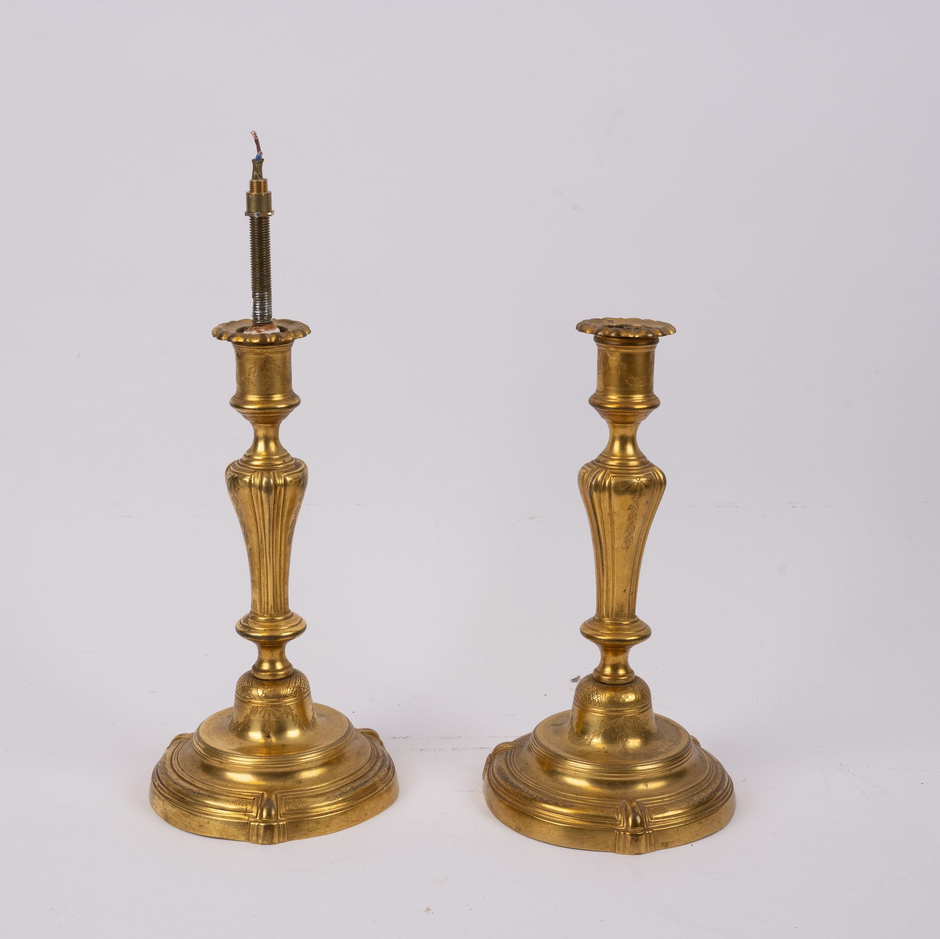 Null 一对路易十五风格的镀金青铜烛台，轴和底为机芯造型，高：26 厘米