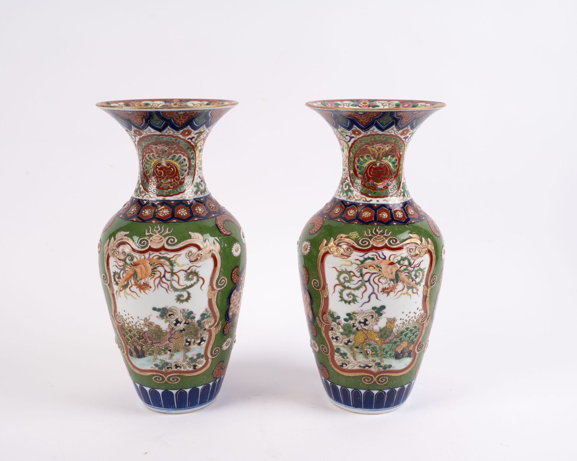Null JAPAN, Arita, Paar balusterförmige Vasen aus mehrfarbigem Porzellan, mit gr&hellip;