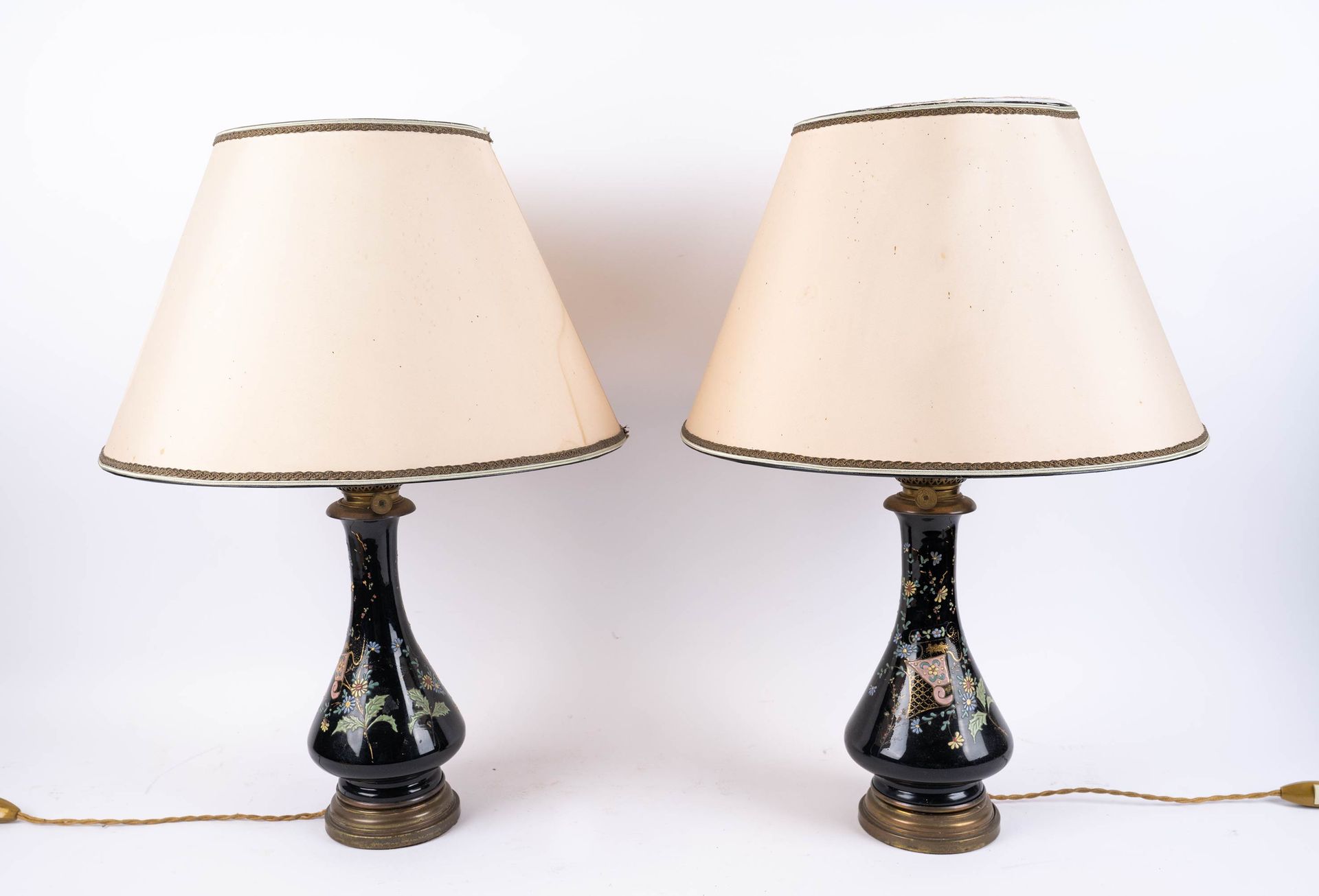Null 一对陶器和珐琅油灯，19 世纪，安装为灯具