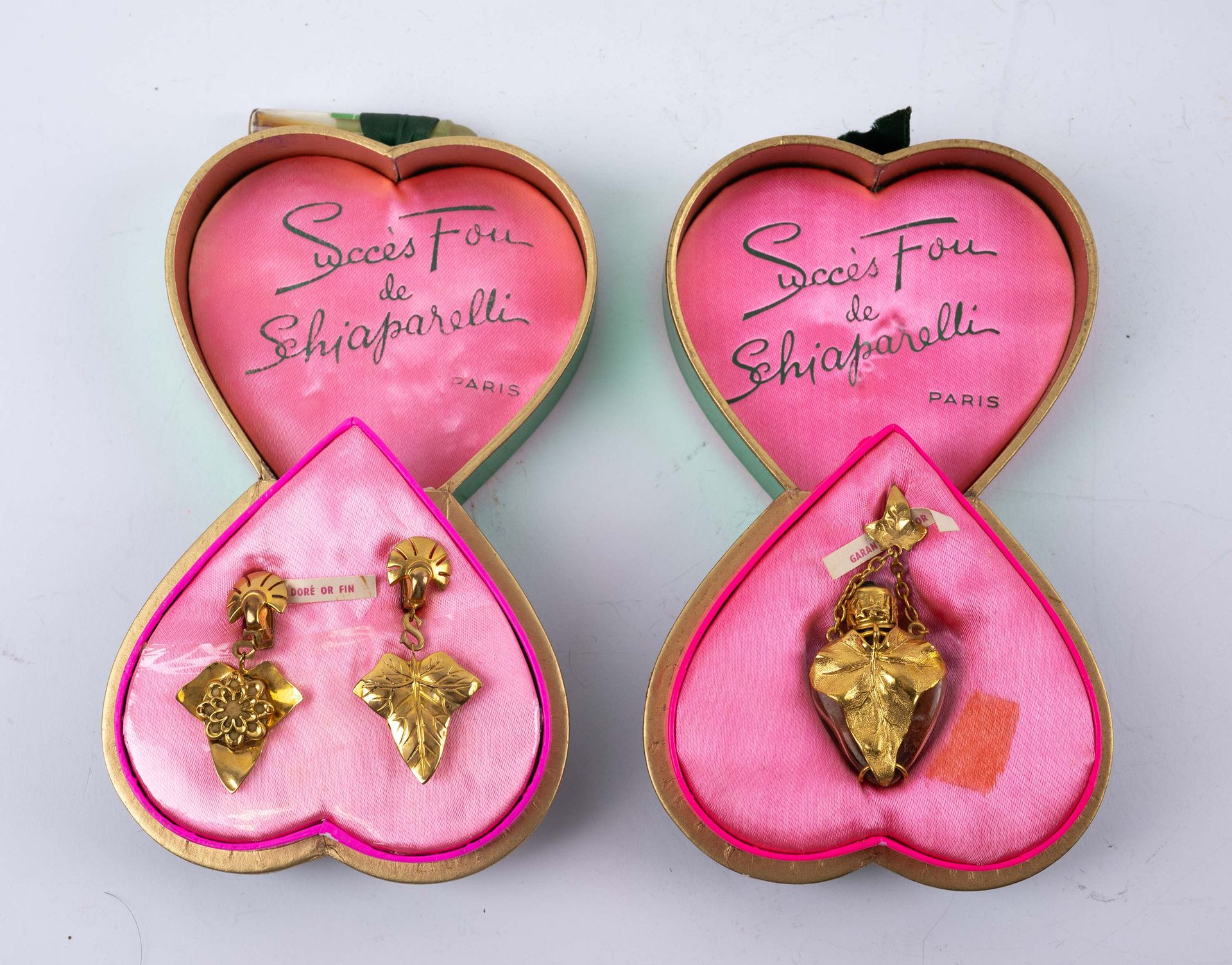 Null SCHIAPARELLI - Succès Fou. Rare set of two jewelry pieces produced for the &hellip;