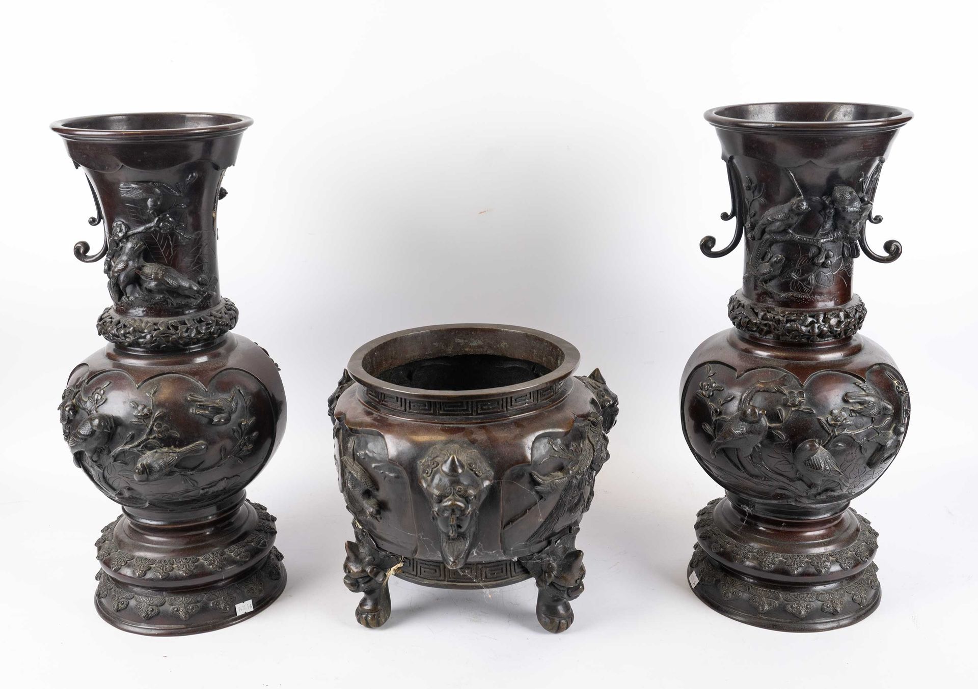 Null JAPON, époque Meiji, Garniture de cheminée en bronze patiné comprenant deux&hellip;