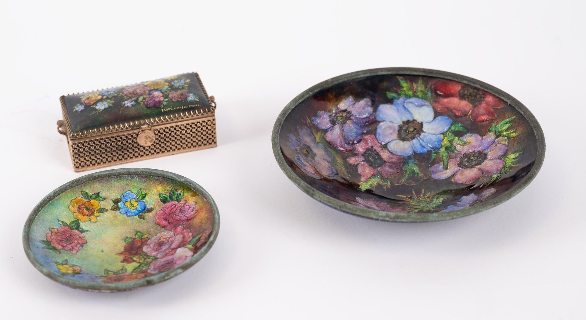 Null Camille FAURE (1874-1956), Deux coupelles et une boîte à bijoux en émaux à &hellip;