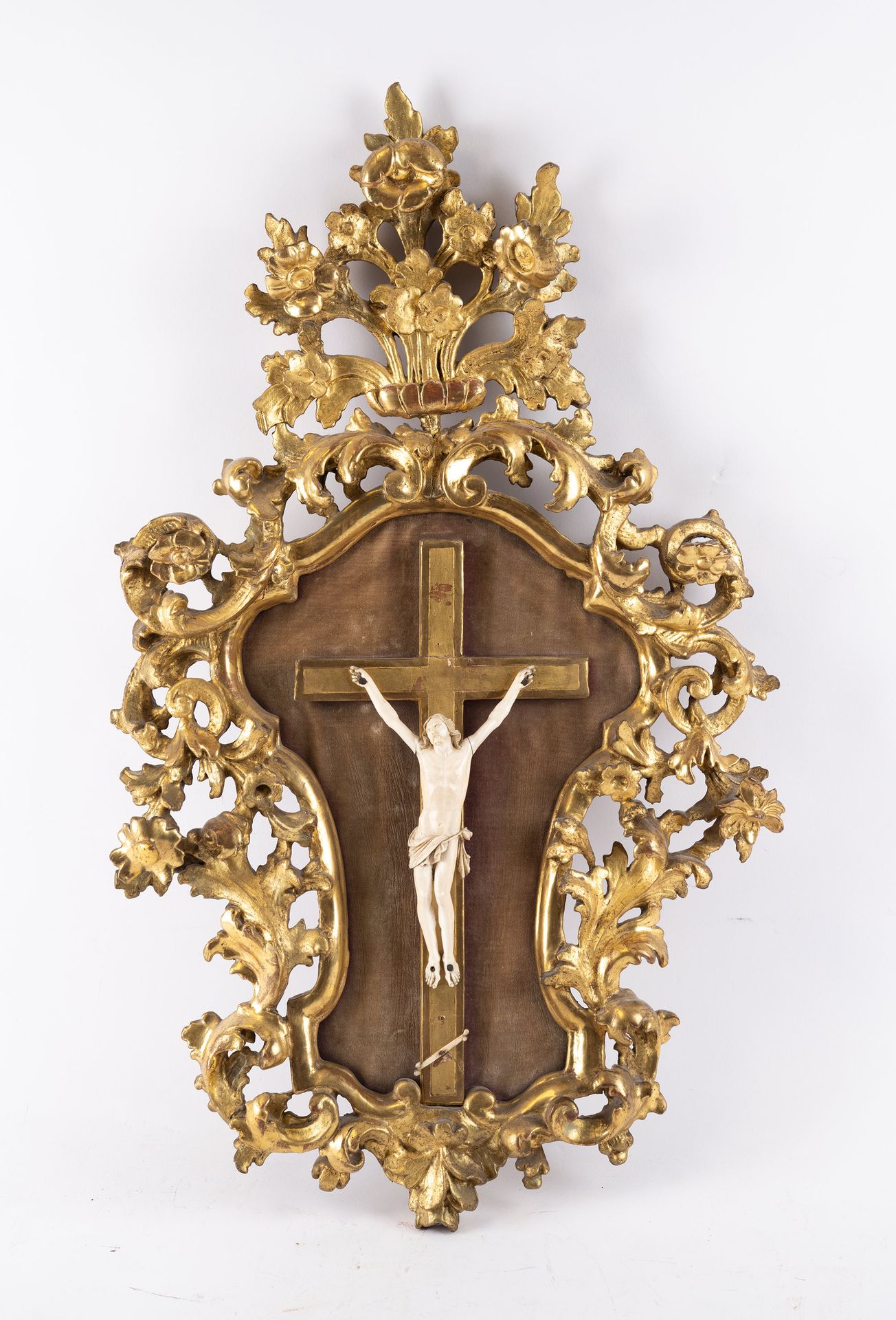 Null Crucifix et bénitier en bois sculpté, ajouré et doré à décor de panier fleu&hellip;