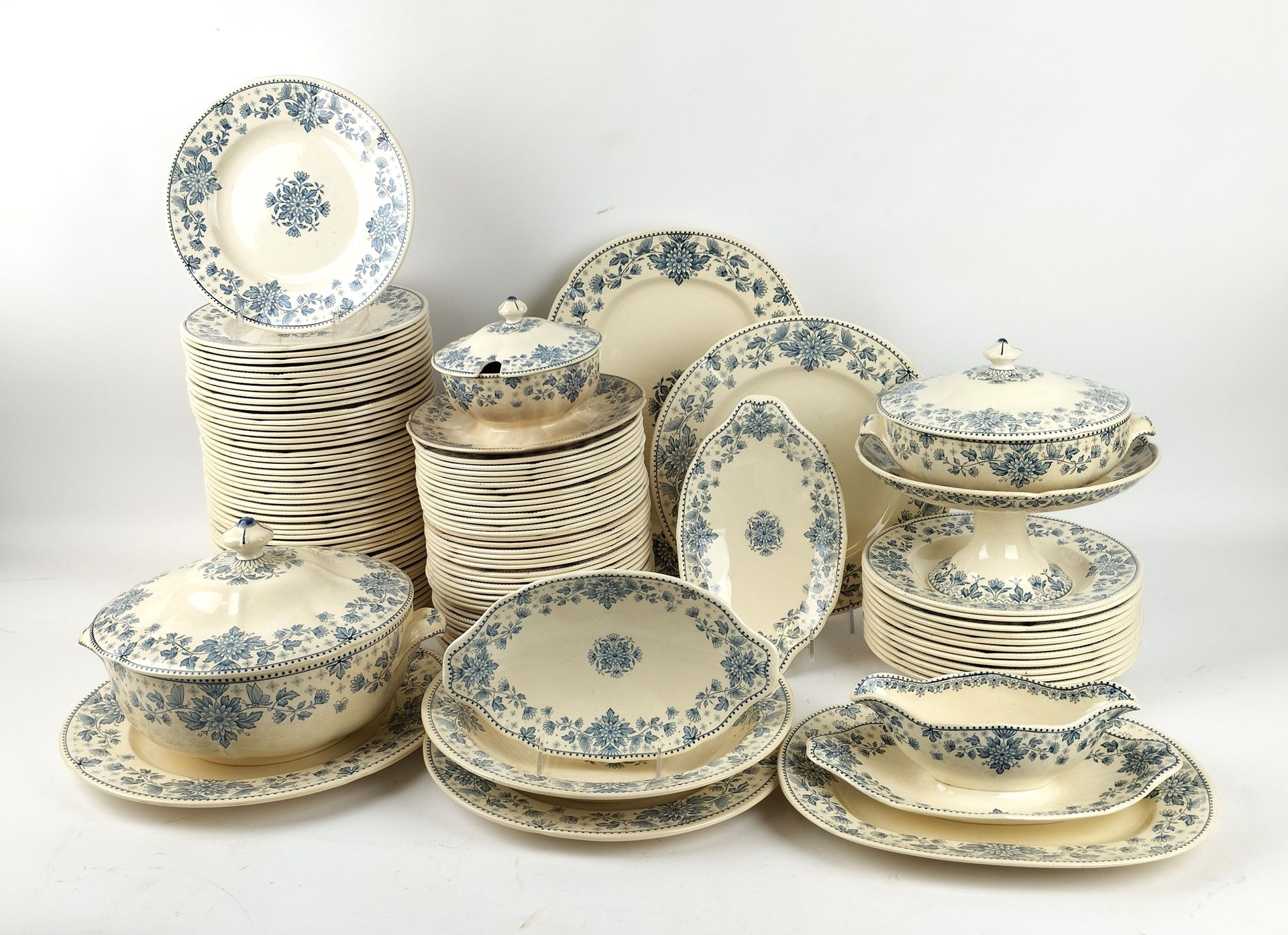 Null SARREGUEMINES，"Estrées "型陶器餐具的一部分，包括：
- 48 个餐盘
- 12 个汤盘
- 36 个甜点盘
- 1 个脚踏碗
&hellip;