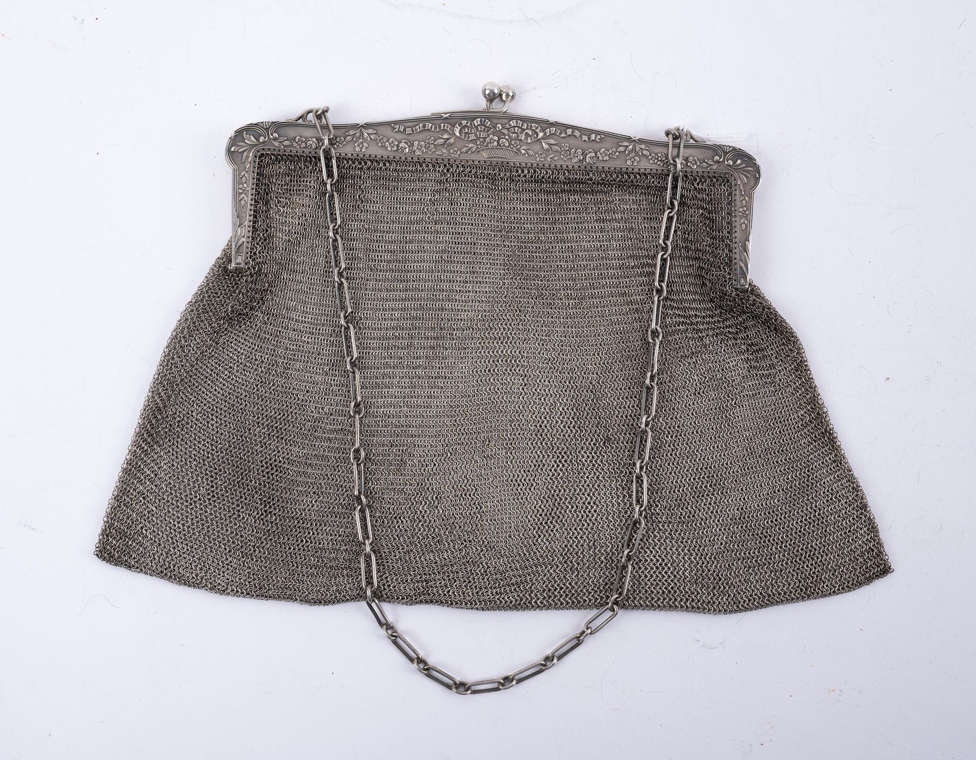 Null Chased silver and silver mesh purse chaplain, net weight: 391.18 g.