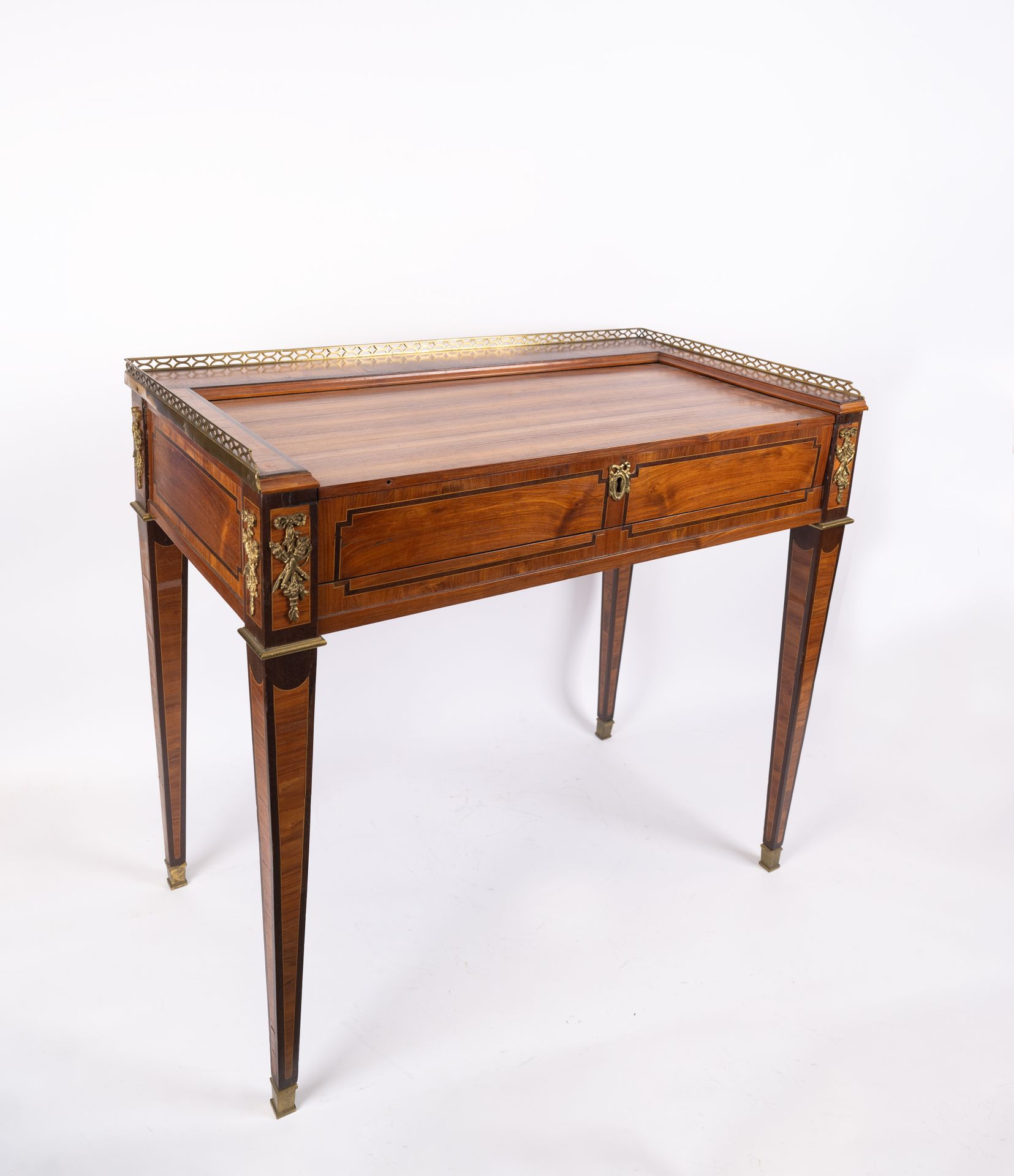 Null Claude-Charles SAUNIER (1735-1807), 
Elegant curtain-top writing desk with &hellip;