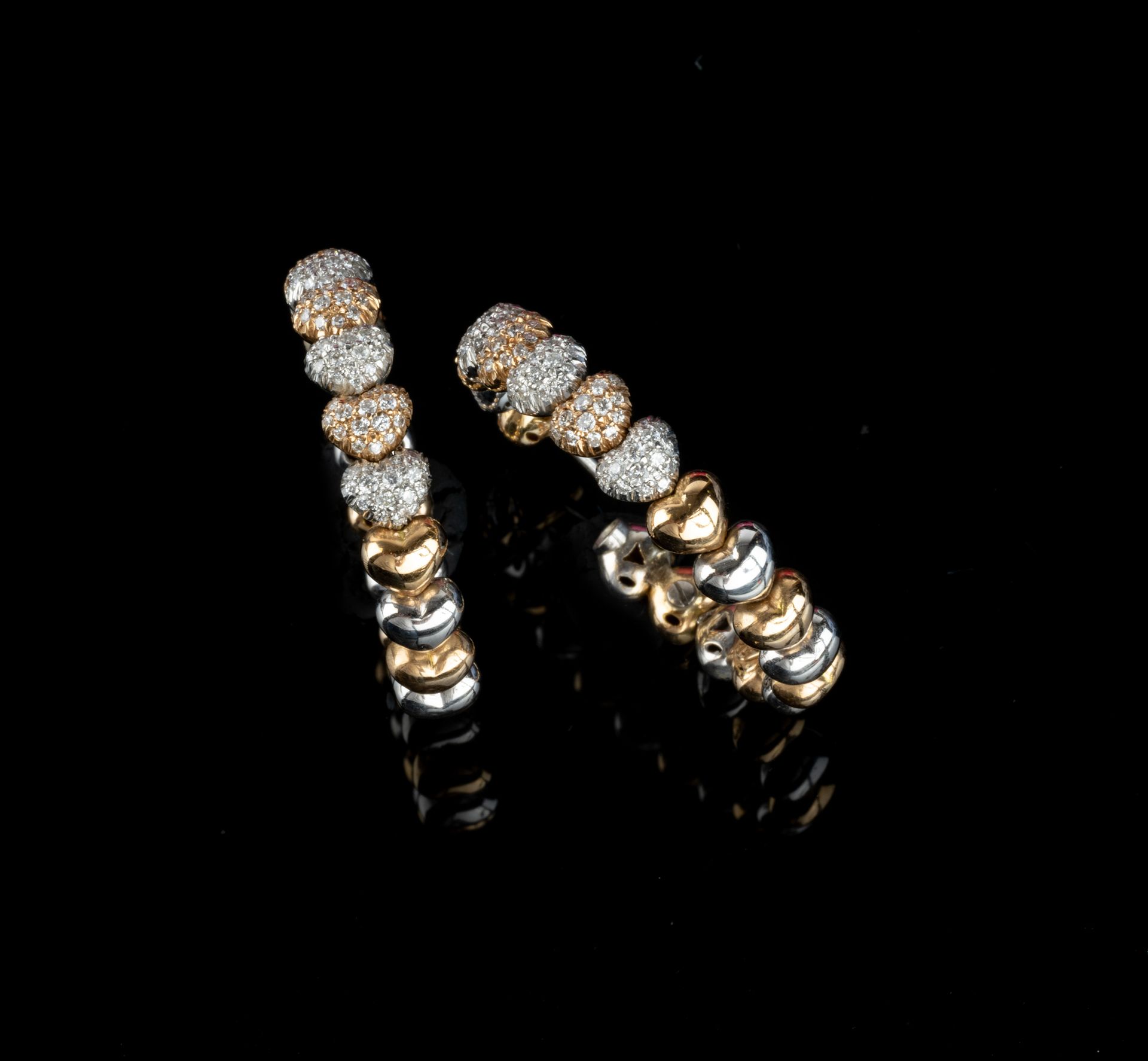 Null ADLER, Genève, Paire de créoles trois ors à décor de perles en forme de cœu&hellip;