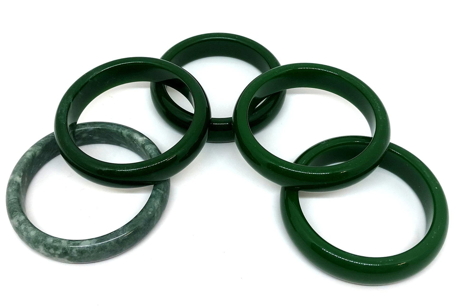 Null CHINE, Cinq bracelets joncs en jade, D intérieur : 6,5 cm