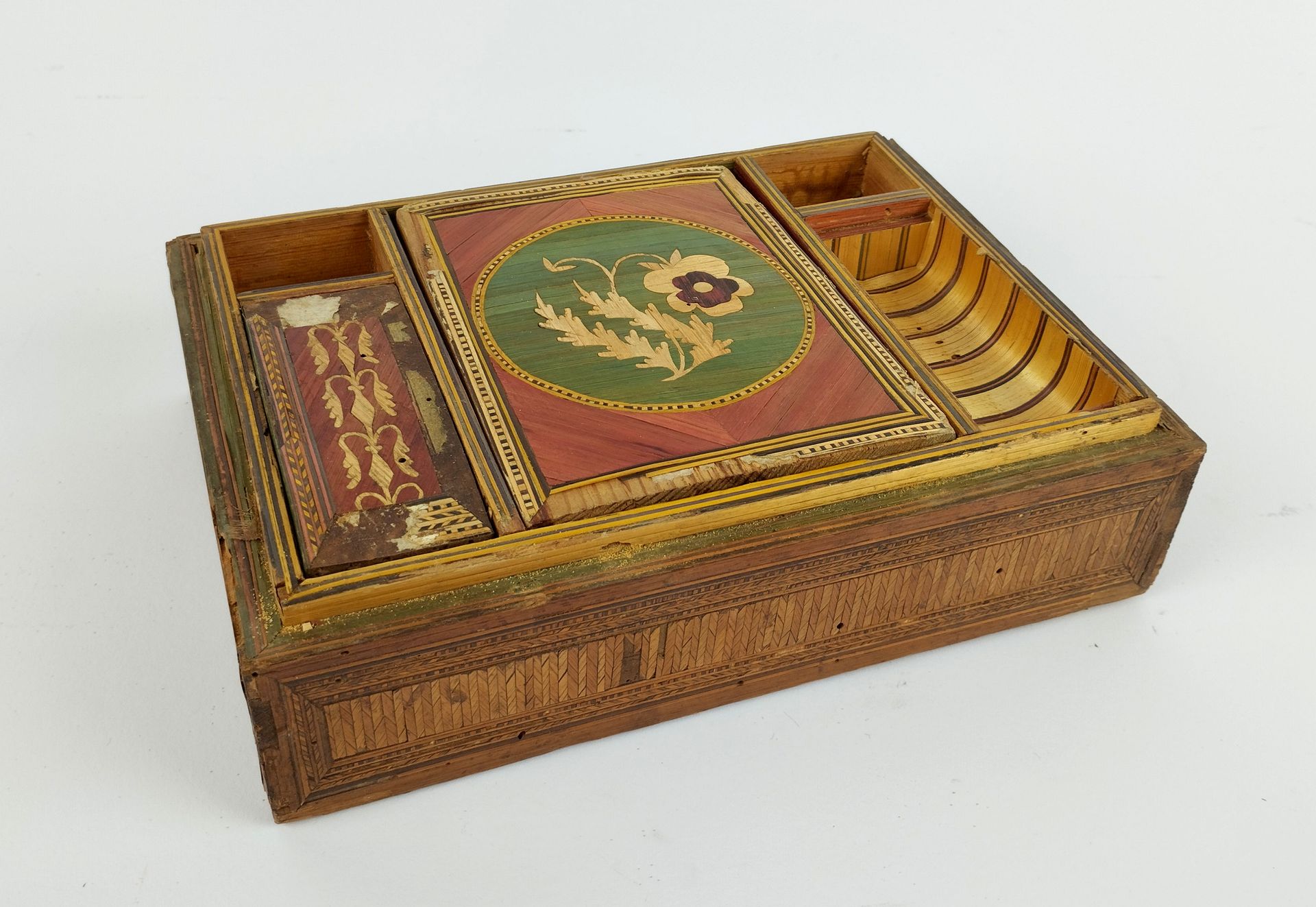 Null Boîte à jeux en marquéterie de paille, XVIIIe - XIXe s, H : 7 cm, L : 21 cm&hellip;