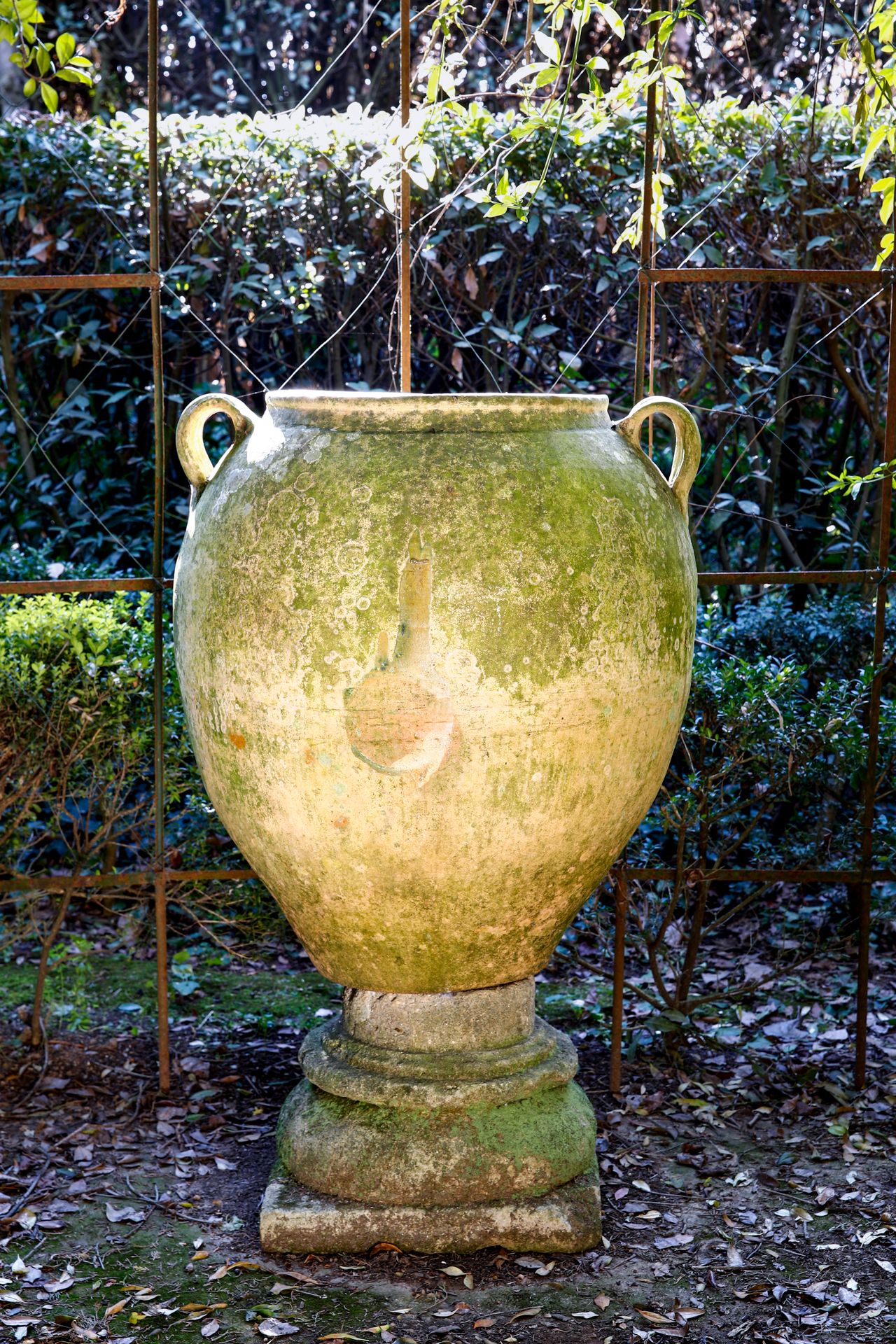 Null 大型赤土油罐，内部施釉，有挖空的把手。19世纪的南方作品 - 83 x 71厘米