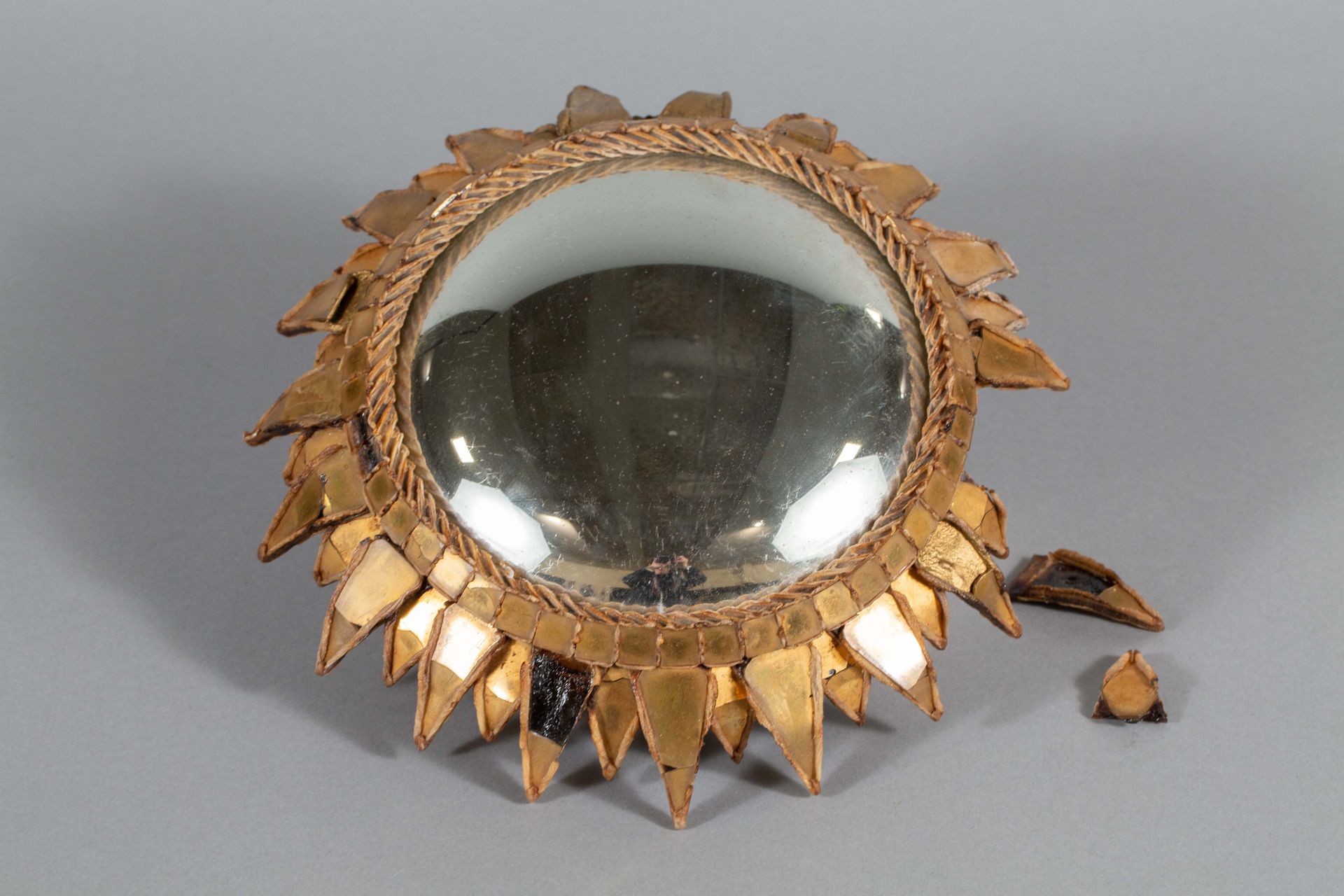 Null 沃特林（1913-1997）线
小女巫镜，镀金的滑石边框和镜子碎片。约1960年
直径：28厘米（按原样，事故和缺失部分）