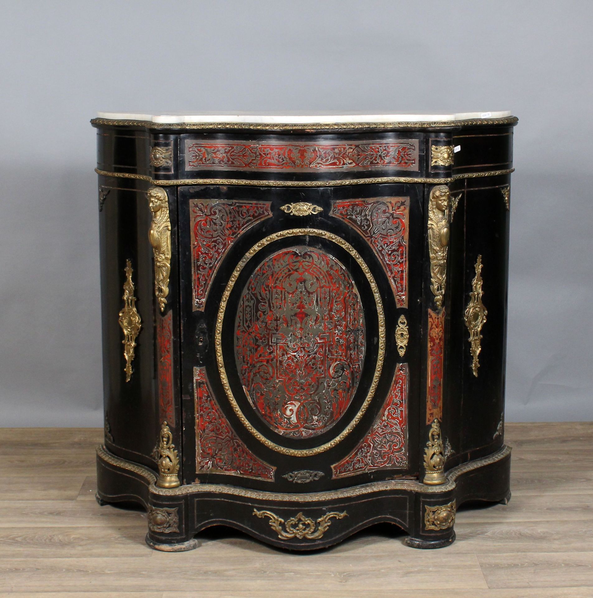 Null 一件家具，正面有球状镶嵌，镀金的铜器和白色大理石桌面。拿破仑三世时期 107 x 44 x 114厘米(事故和缺失的部分)