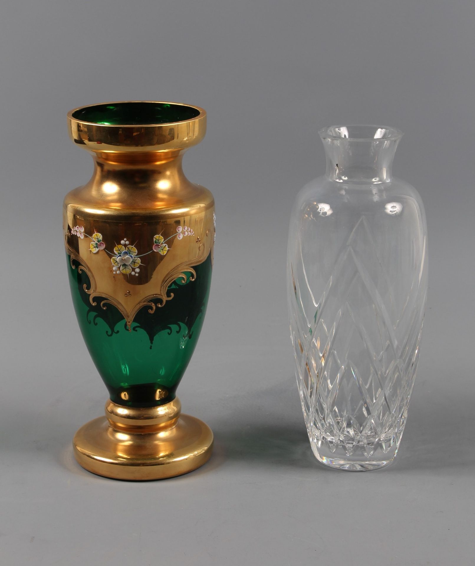 Null Lot comprenant : 

- Un vase en cristal taillé de forme ovoïde signé STEPHE&hellip;