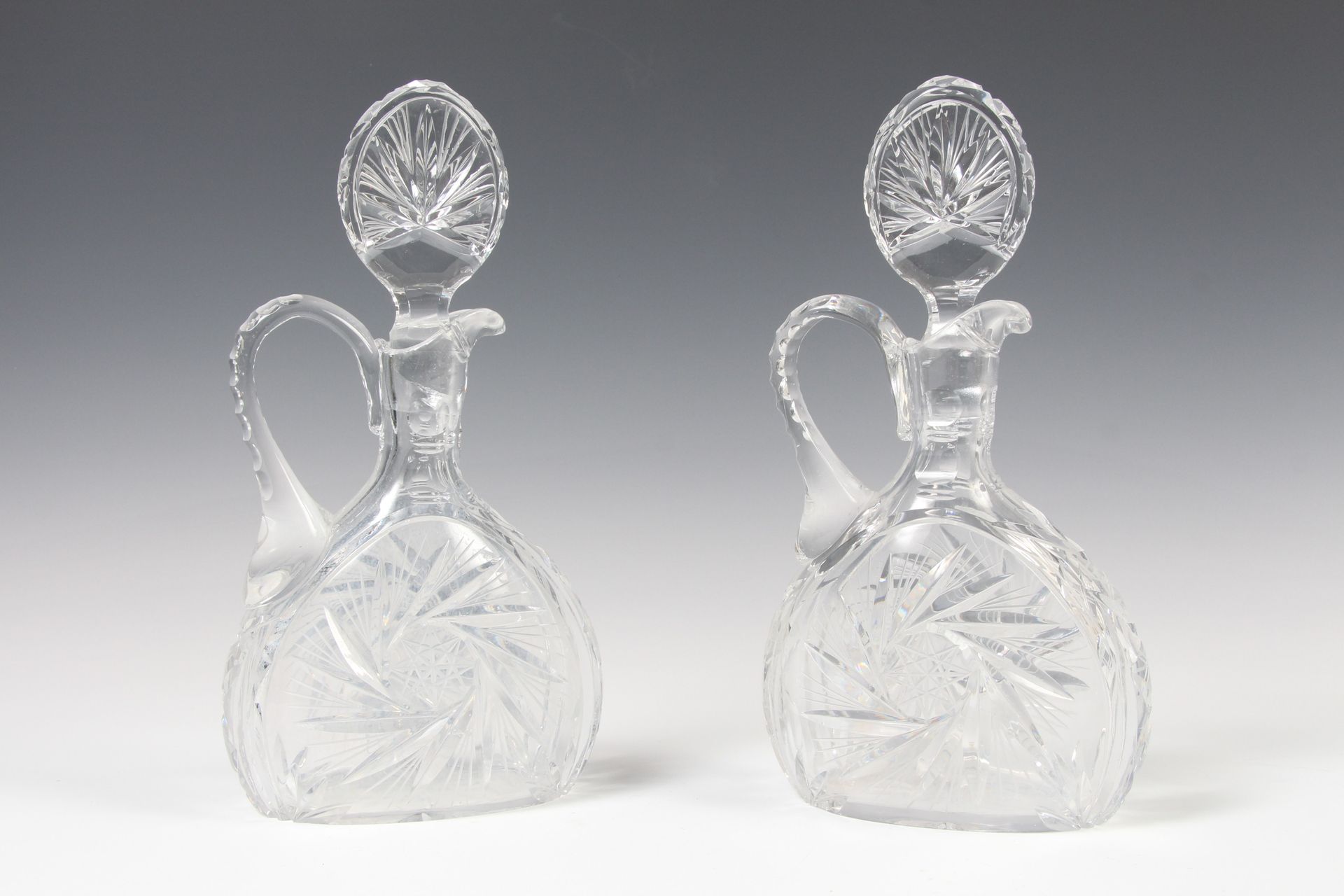 Null 两个切割水晶花瓶形状的水杯。

高度：27厘米

(一个瓶塞损坏，底座上有很小的缺口)