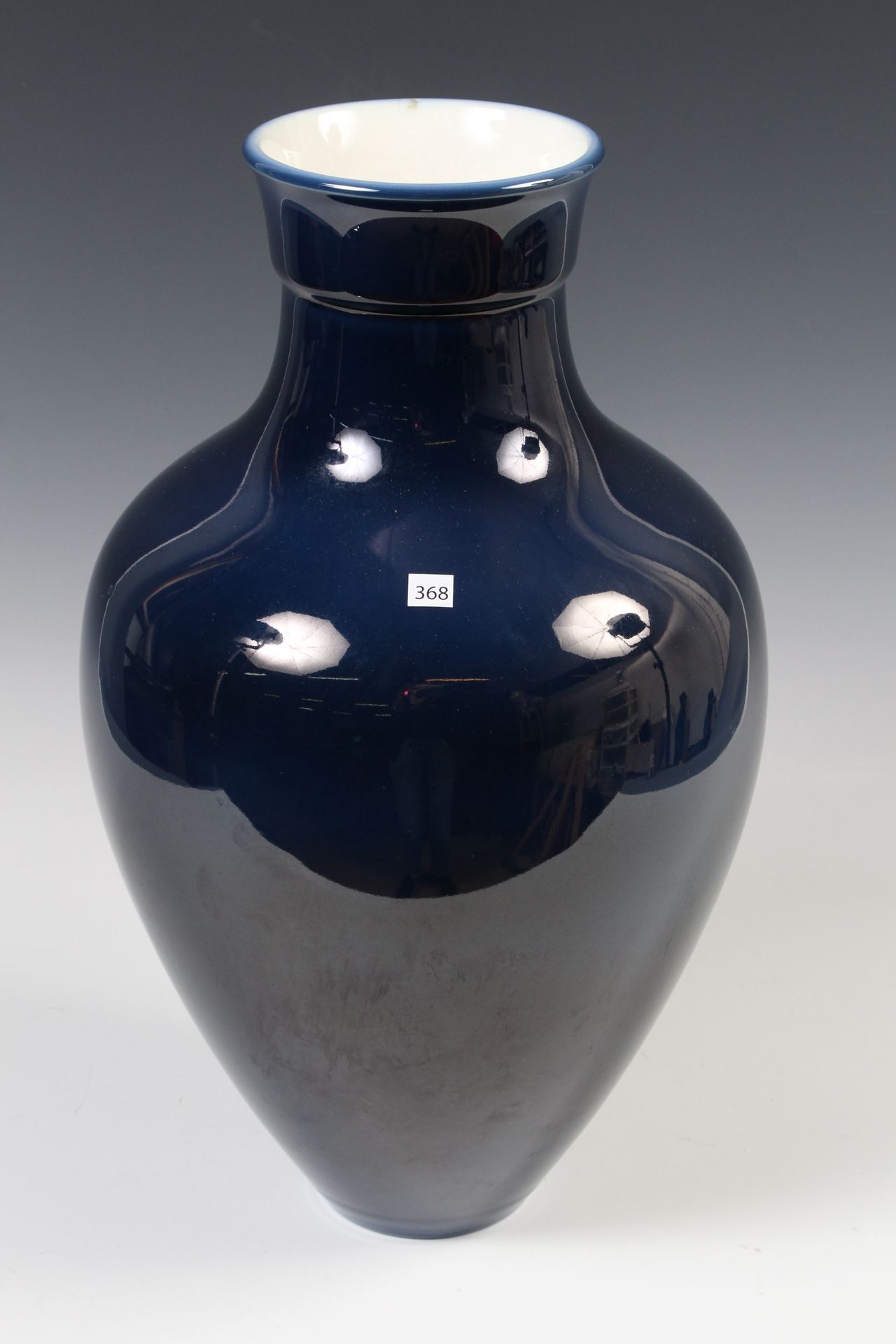 Null Vase pansu en porcelaine bleue craquelée. 

Haut: 43 cm 

Trace du Cachet d&hellip;