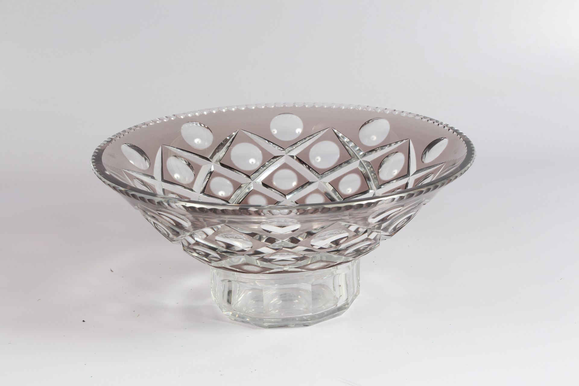Null 一个大的白色和烟熏的水晶杯，上面有格子状的菱形装饰。直径：36厘米 - 高：19厘米
