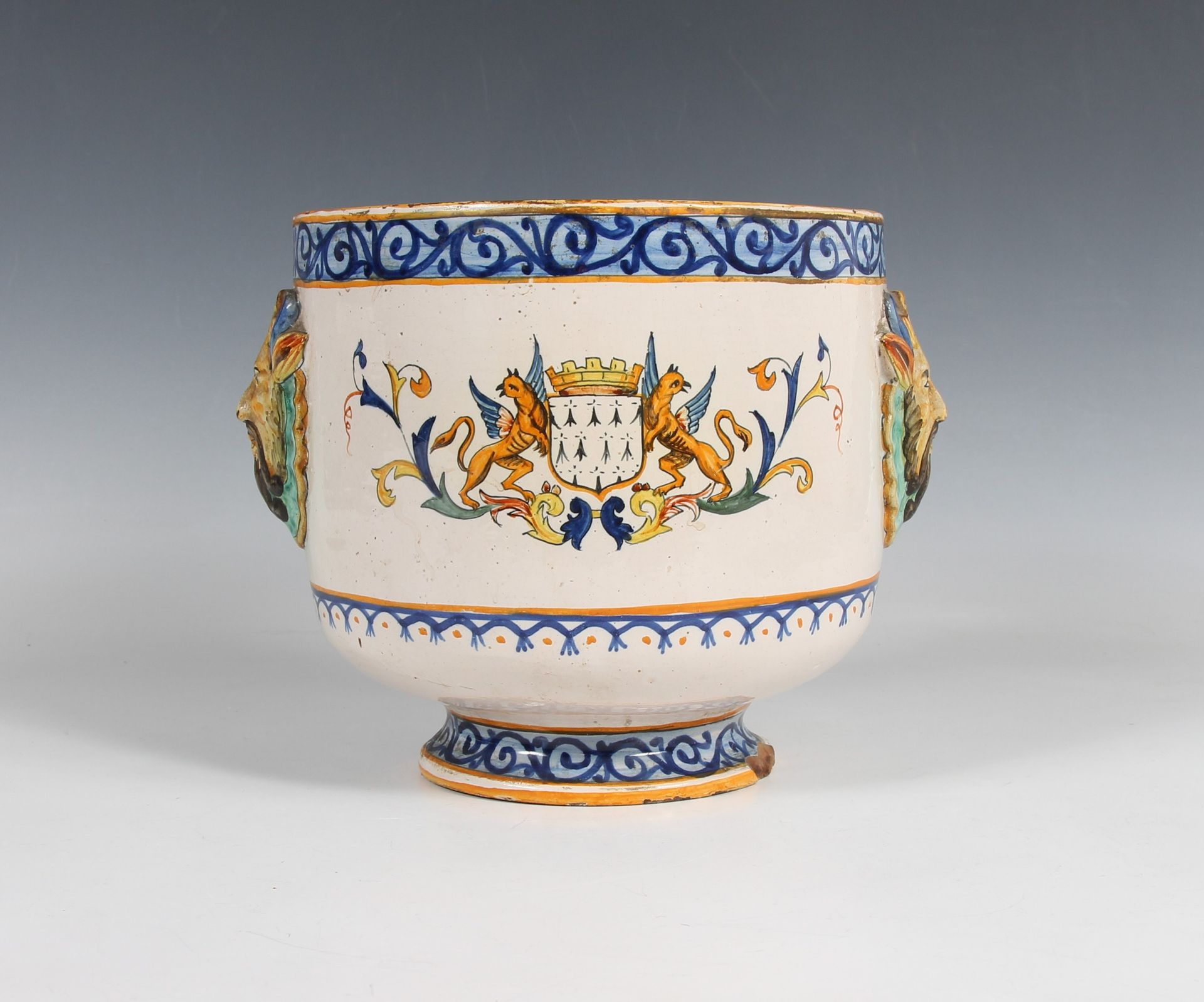 Null HENRIOT in QUIMPER. Cover pot in polychrome earthenware decorated with a fi&hellip;