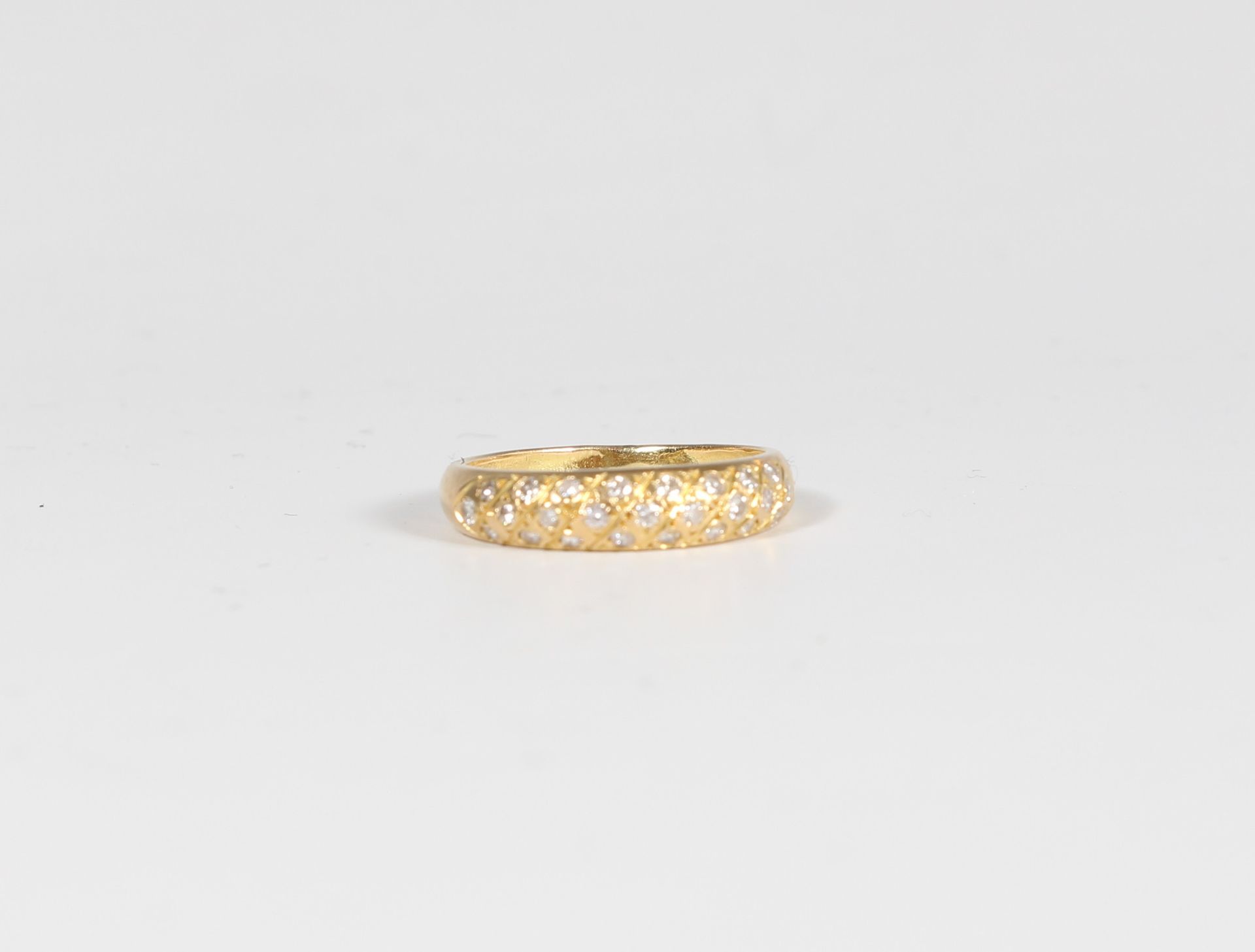 Null Ring in yellow gold 750/1000è set with diamonds. Weight: 2,53 g

TDD: 51