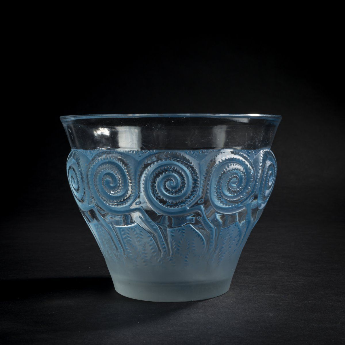 Null René Lalique, Vase 'Rennes', 1933, H. 12,5 cm. Ausführung: Lalique, Wingen-&hellip;