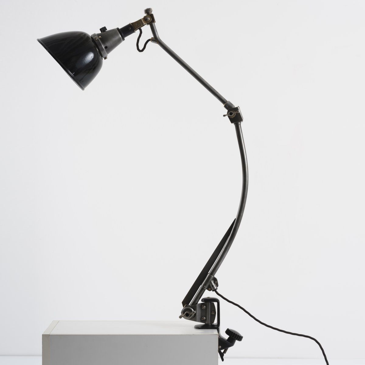 Null Curt Fischer, 'Midgard' - '双桌臂尺寸II'夹子灯，约1926年，高100厘米（最大），长17厘米。由Industriewe&hellip;