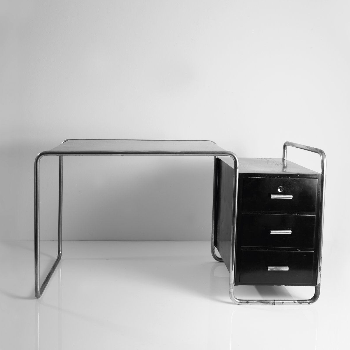 Null Marcel Breuer, scrivania 'B 65' (variazione), 1929/30, H. 75 x 141,5 x 73 c&hellip;