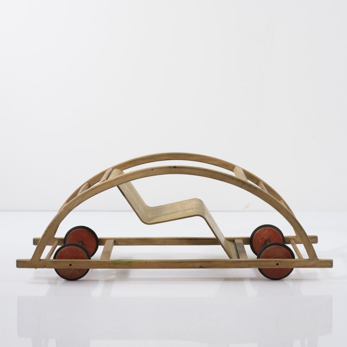 Null Hans Brockhage, Silla mecedora / coche, 1950, H. 36,5 x 100 x 37,5 cm. Fabr&hellip;