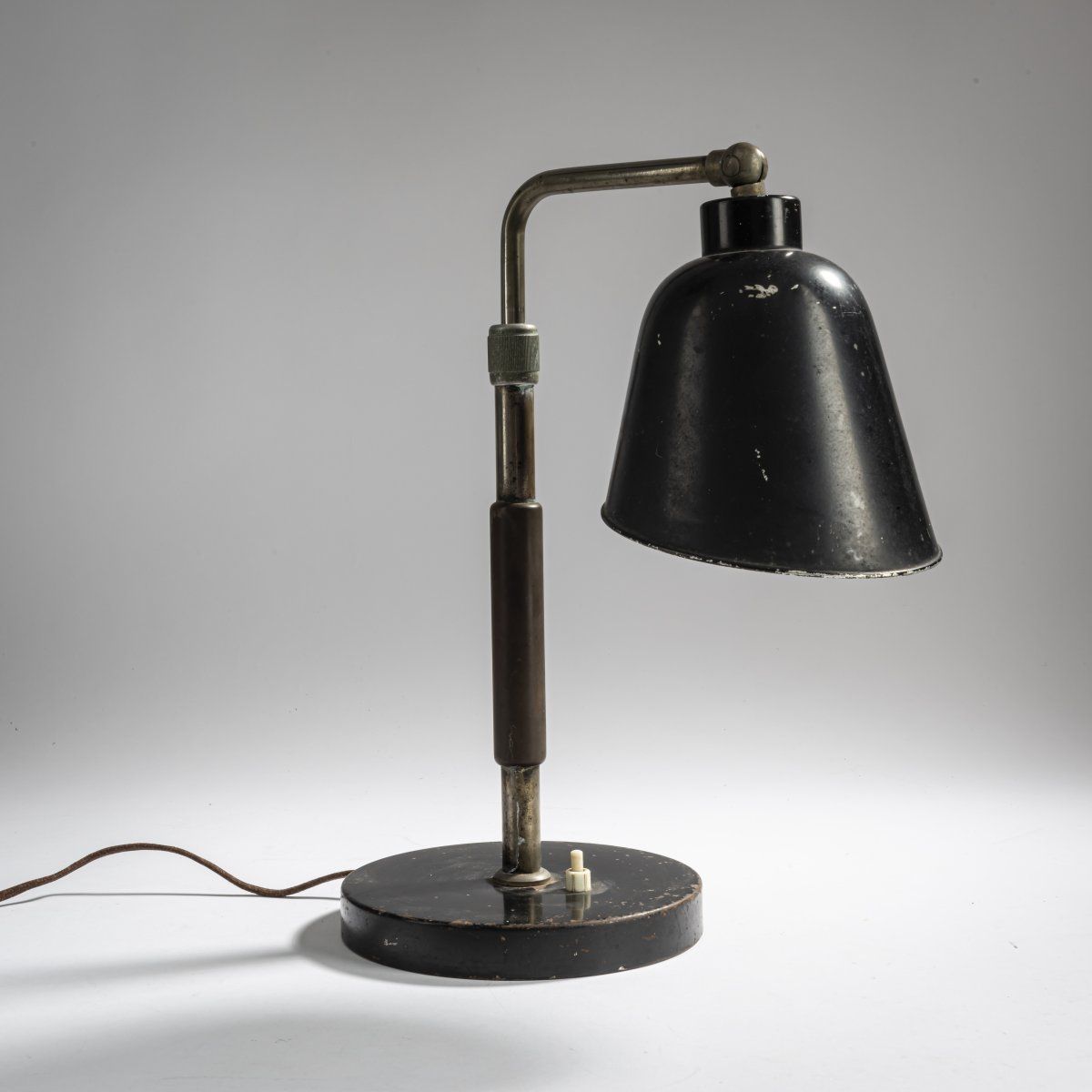 Null Bünte & Remmler，法兰克福，"歌德 "台灯，约1930年，高44厘米，长16厘米。管状金属，镀镍，铝板，涂黑或铝锍，金属板，涂深棕色。