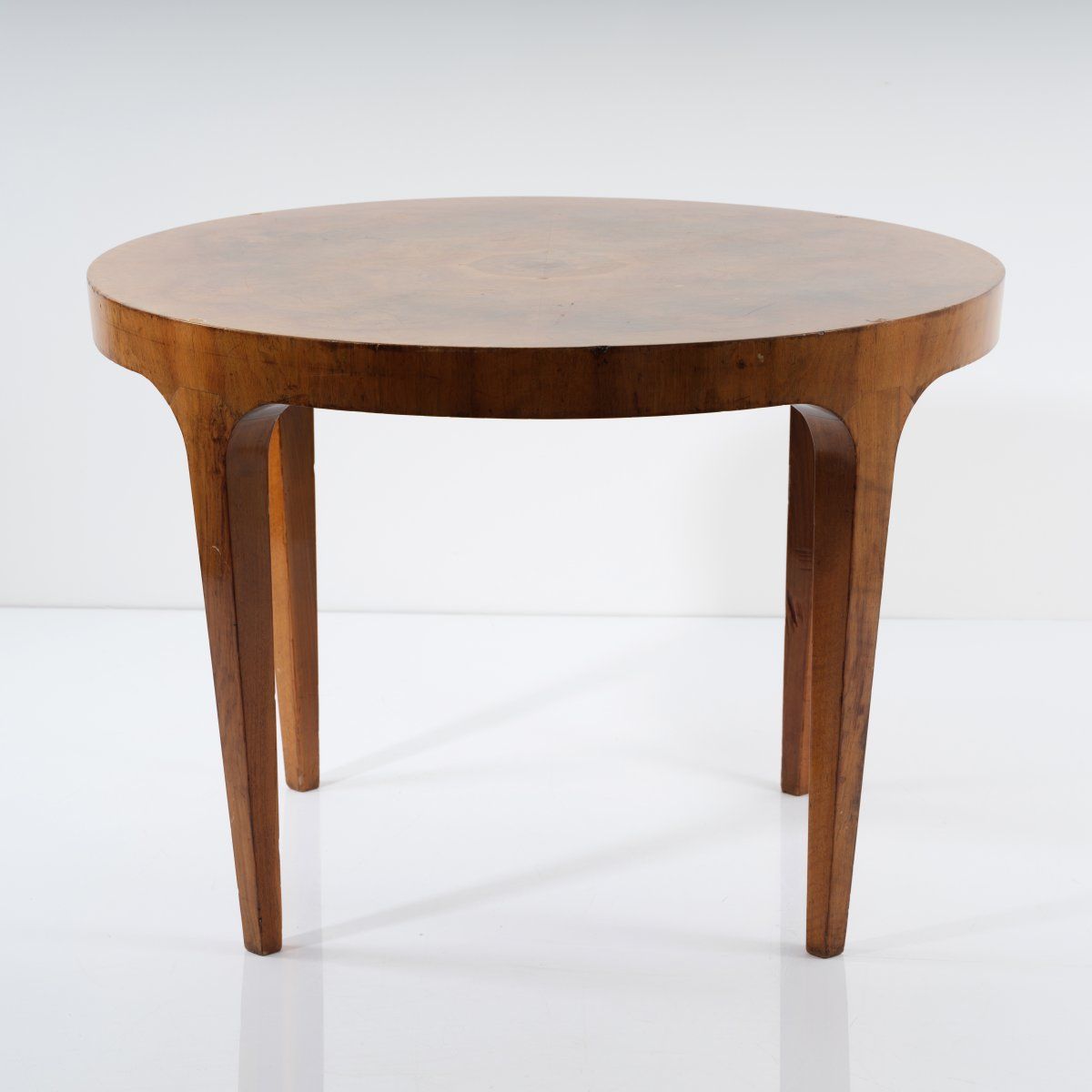 Null Friedrich Hirz, Mesa de té, 1935, H. 62 cm, D. 90 cm. Madera de nogal, chap&hellip;