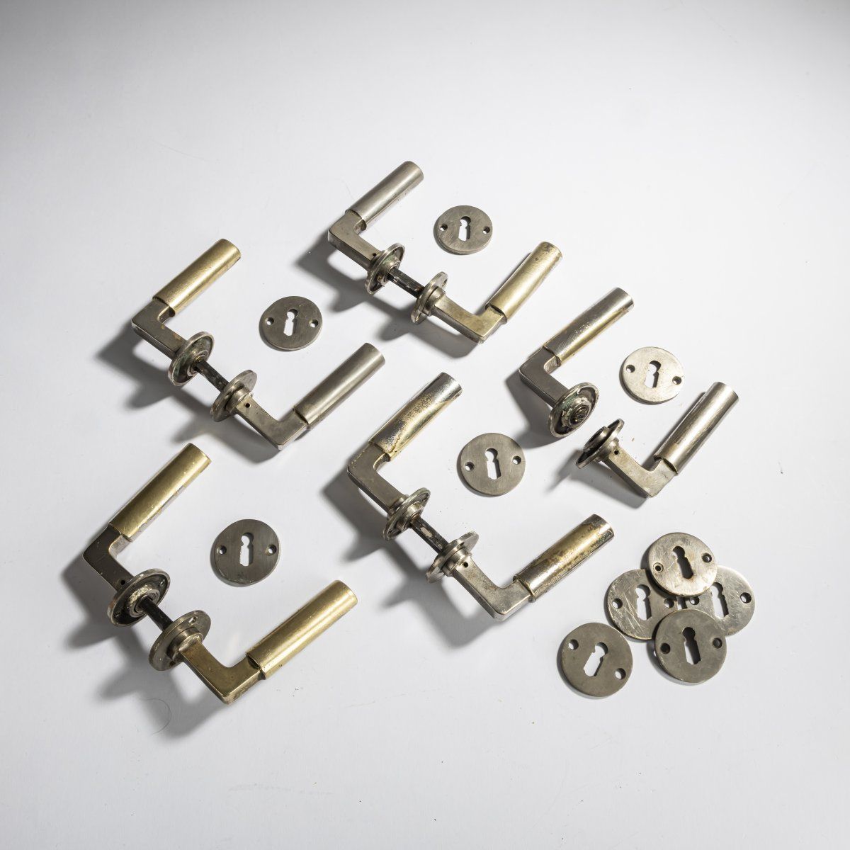 Null Walter Gropius, 5 pares de manillas para puertas, 1923, L. 11 cm. Realizado&hellip;
