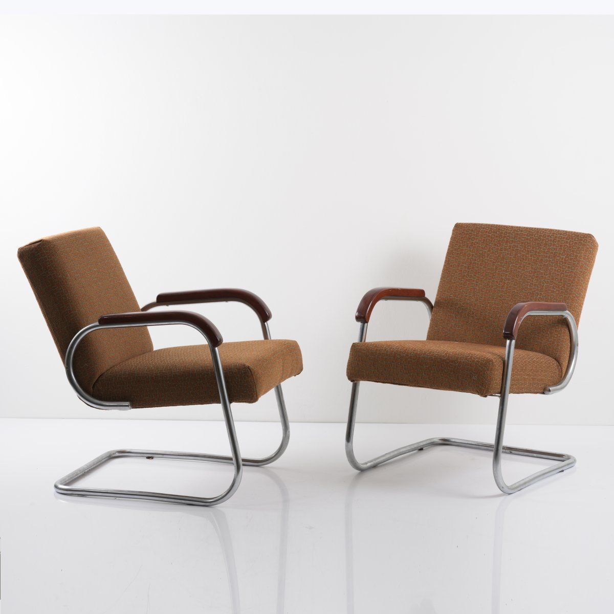 Null 大不列颠，2把扶手椅，约1933年，高76 x 56.5 x 75厘米；管径2.4厘米。管状钢，镀铬，木质扶手，染成深棕色；椅面用橙黄色的纺织物覆盖。&hellip;