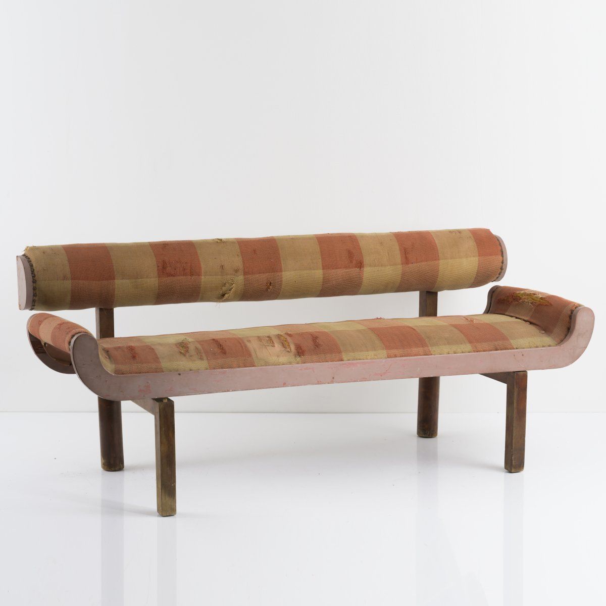 Null 弗兰兹-辛格; 弗里德尔-迪克, 沙发, 1920年代, 高74 x 176 x 67厘米.木材，深色染色，部分玫瑰色，红色和白色，原始纺织品。出处:&hellip;