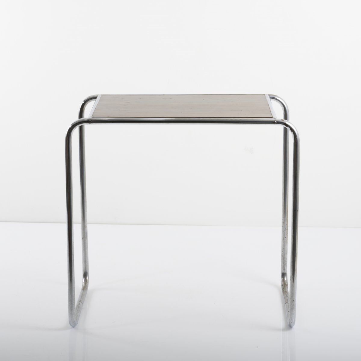 Null 捷克斯洛伐克，打字机桌/边桌，1930年代，高69.5×73×44.5厘米；管径2.2厘米。管状钢，镀铬，塞子，细木工板，染成深色。