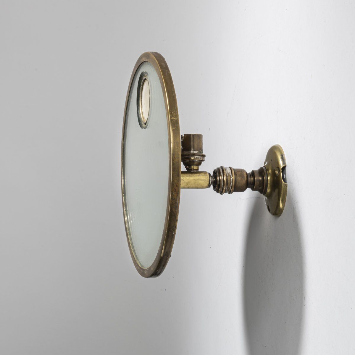 Null 法国，照壁镜，约1930年，直径24厘米，深度15厘米。管状黄铜，片状黄铜，哑光玻璃，平板玻璃。未通电。