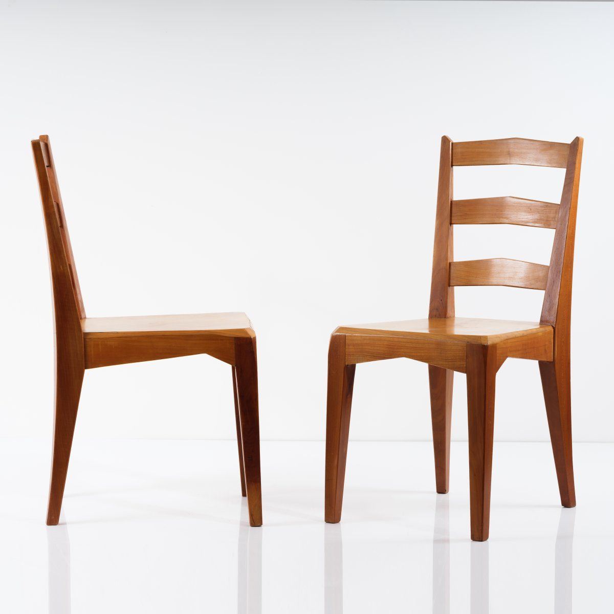 Null Scherrer joinery, Dornach, 2张人本主义椅子，1950年代，高90 x 42.5 x 56.5厘米。樱桃木，樱桃木饰面。