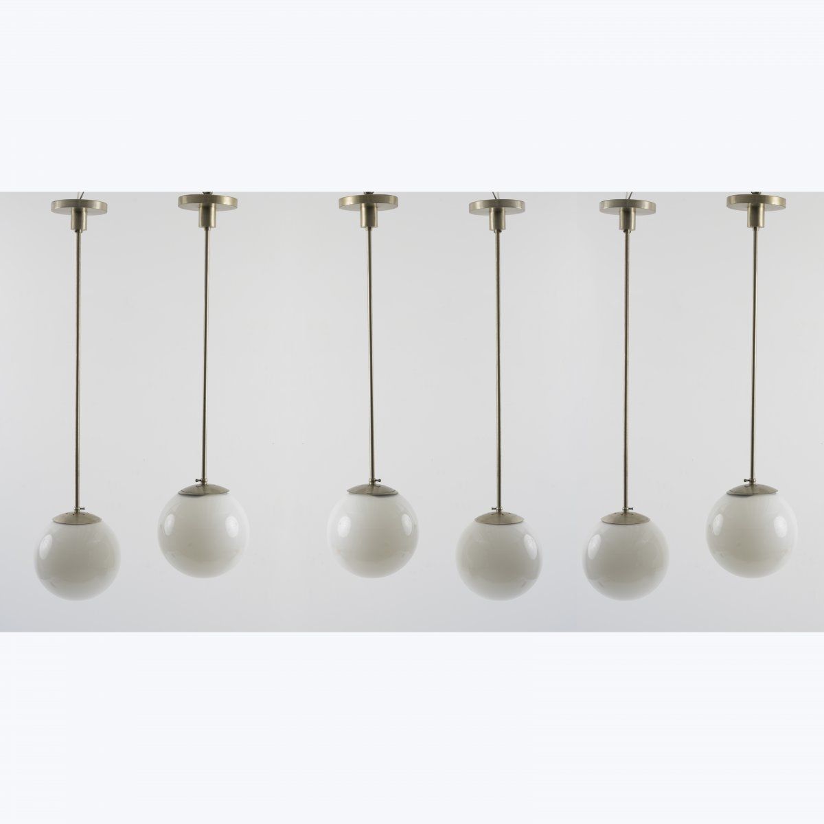 Null 德国，6盏天花板灯，1930年代，高110厘米，长27厘米。管状金属，金属板，镀镍，白色玻璃。