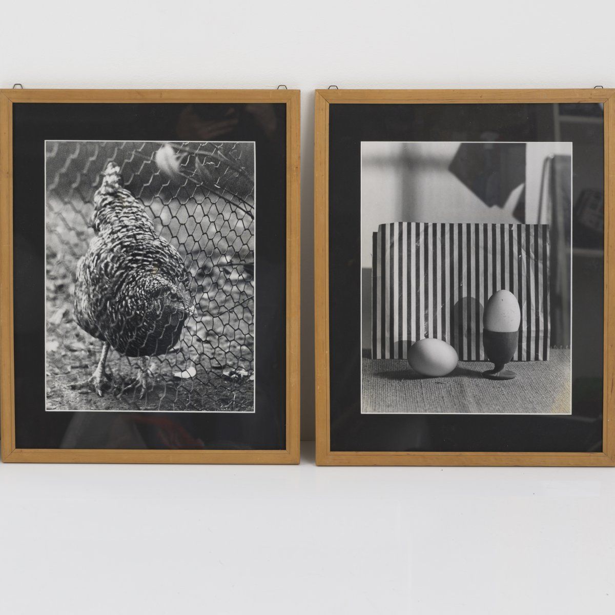 Null 包豪斯，2张照片《鸡》和《蛋》，1929-33，39.8 x 30厘米。黑白明胶银打印在爱克发纸上。没有签名。在Passe-partout后面，玻璃框&hellip;