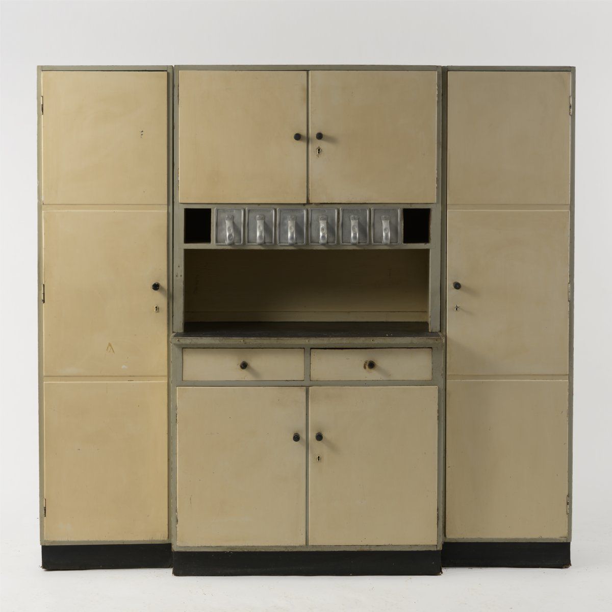 Null 埃里希-迪克曼，类型家具系列中的厨柜，1928年，高190 x 200 x 55厘米。在魏玛的Bauhochschule制造。木箱结构，软木，胶合板，&hellip;