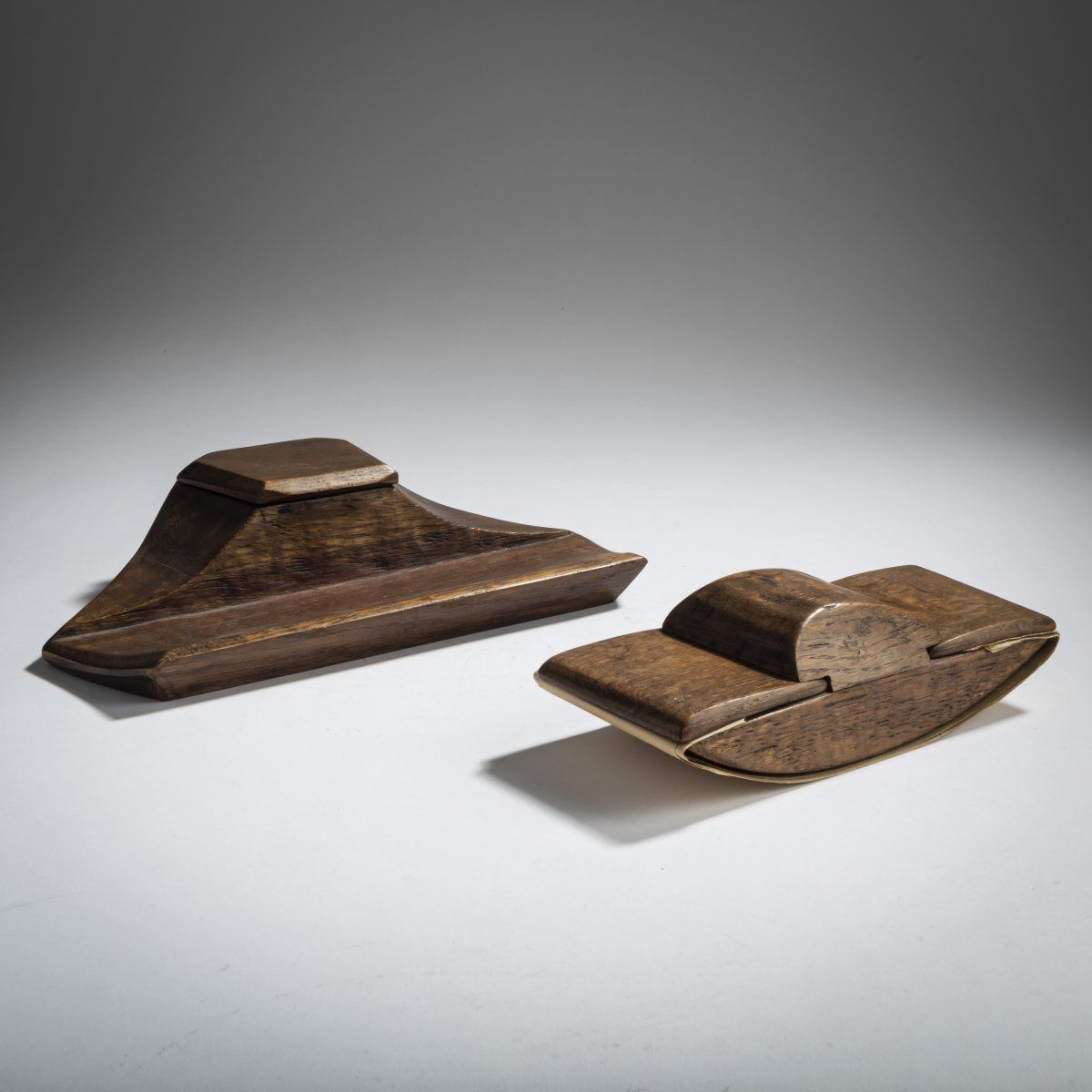 Null 鲁道夫-斯坦纳（周围），人本主义的书写工具，1930-50，文具：高6 x 26.5 x 15厘米；记事本。高6 x 20 x 8.7厘米。橡木雕刻的&hellip;