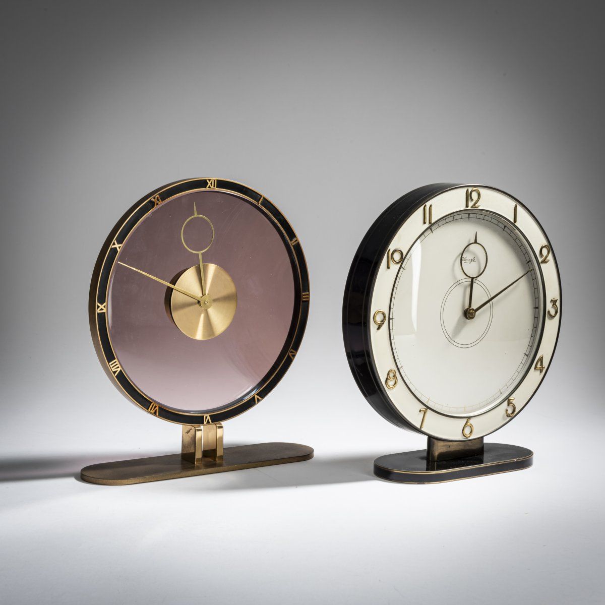 Heinrich Möller, 2 horloges de table, c. 1935, H. 25 cm, D. 21-22.5 cm. Fabriqué&hellip;